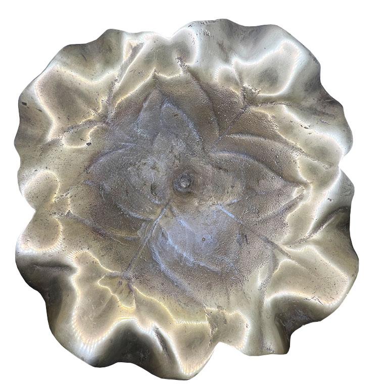 Ciotola con piedistallo a forma di foglia di cavolo in ottone della metà del secolo scorso con design a foglie In condizioni buone in vendita a Oklahoma City, OK