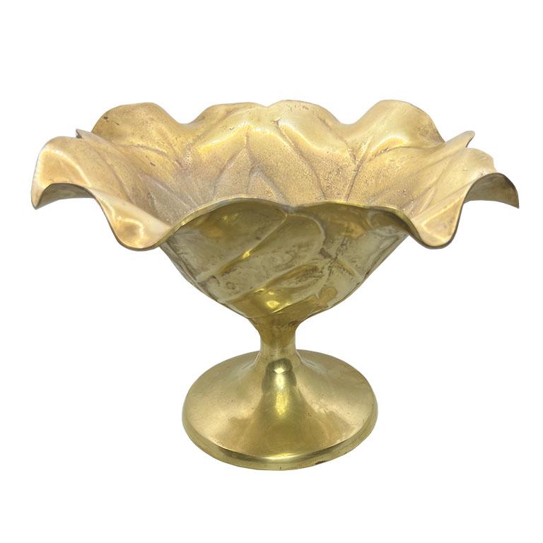 Ottone Ciotola con piedistallo a forma di foglia di cavolo in ottone della metà del secolo scorso con design a foglie in vendita