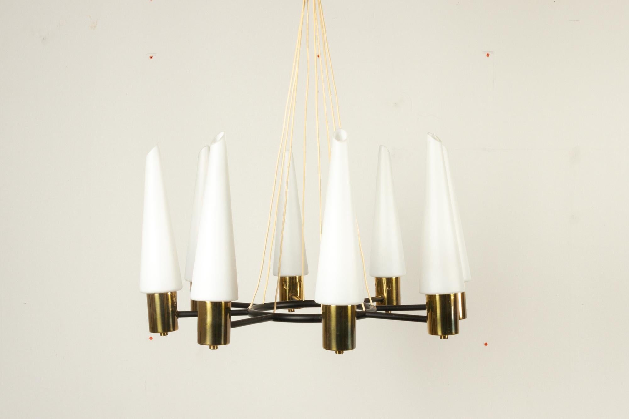 Vintage midcentury brass chandelier with opal glass shades, 1960s
Elegant eight armed chandelier with hand blown opaline glass shades. Black metal base suspended in eight wires. Comes with two extra original glass shades.
Very good vintage