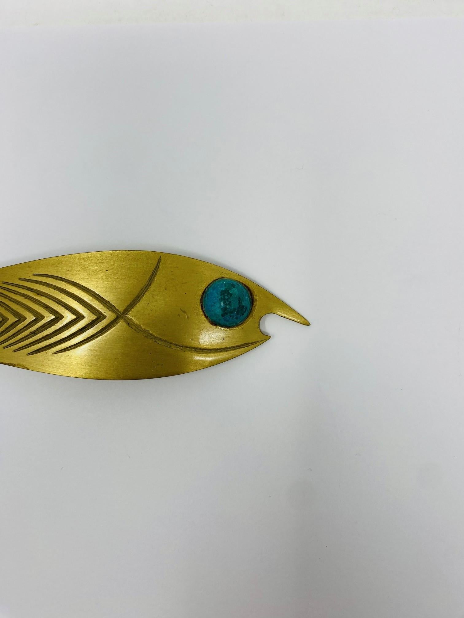 Mid-Century Modern Décapsuleur Vintage Mid Century Brass Fish Sculpted Bottle Opener en vente