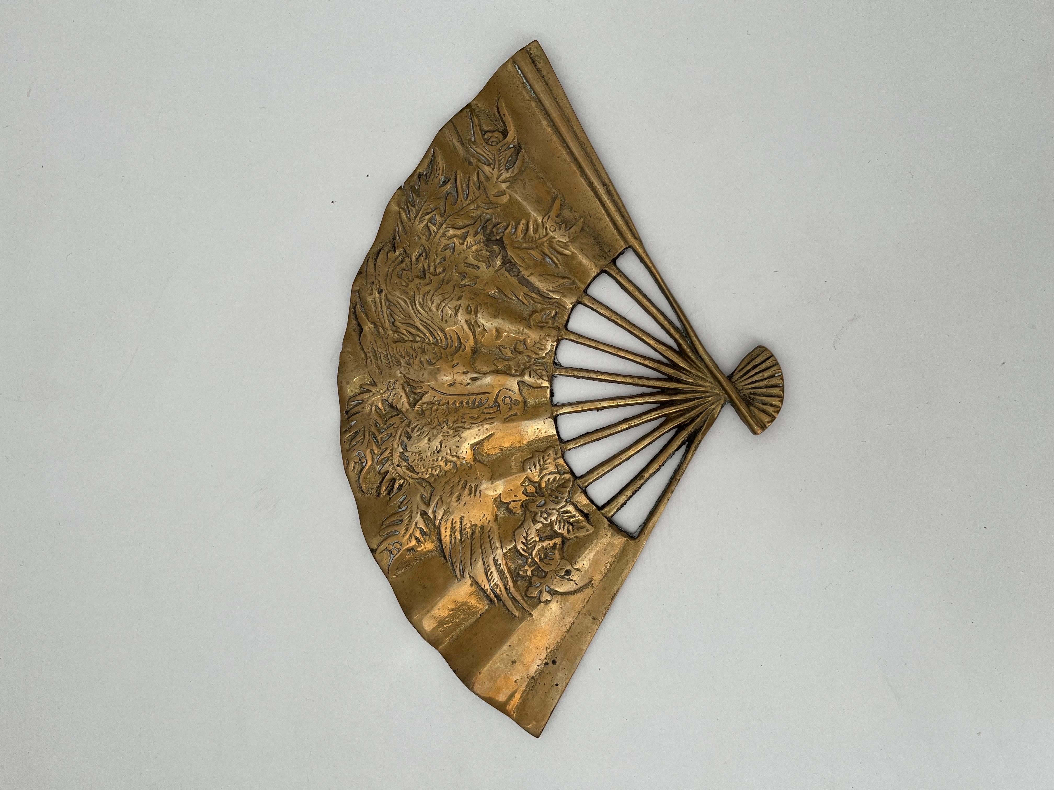 Hand-Carved Vintage Mid-Century Brass Japanese Hand Fan Brass Wall Decor Art Paperweight For Sale
