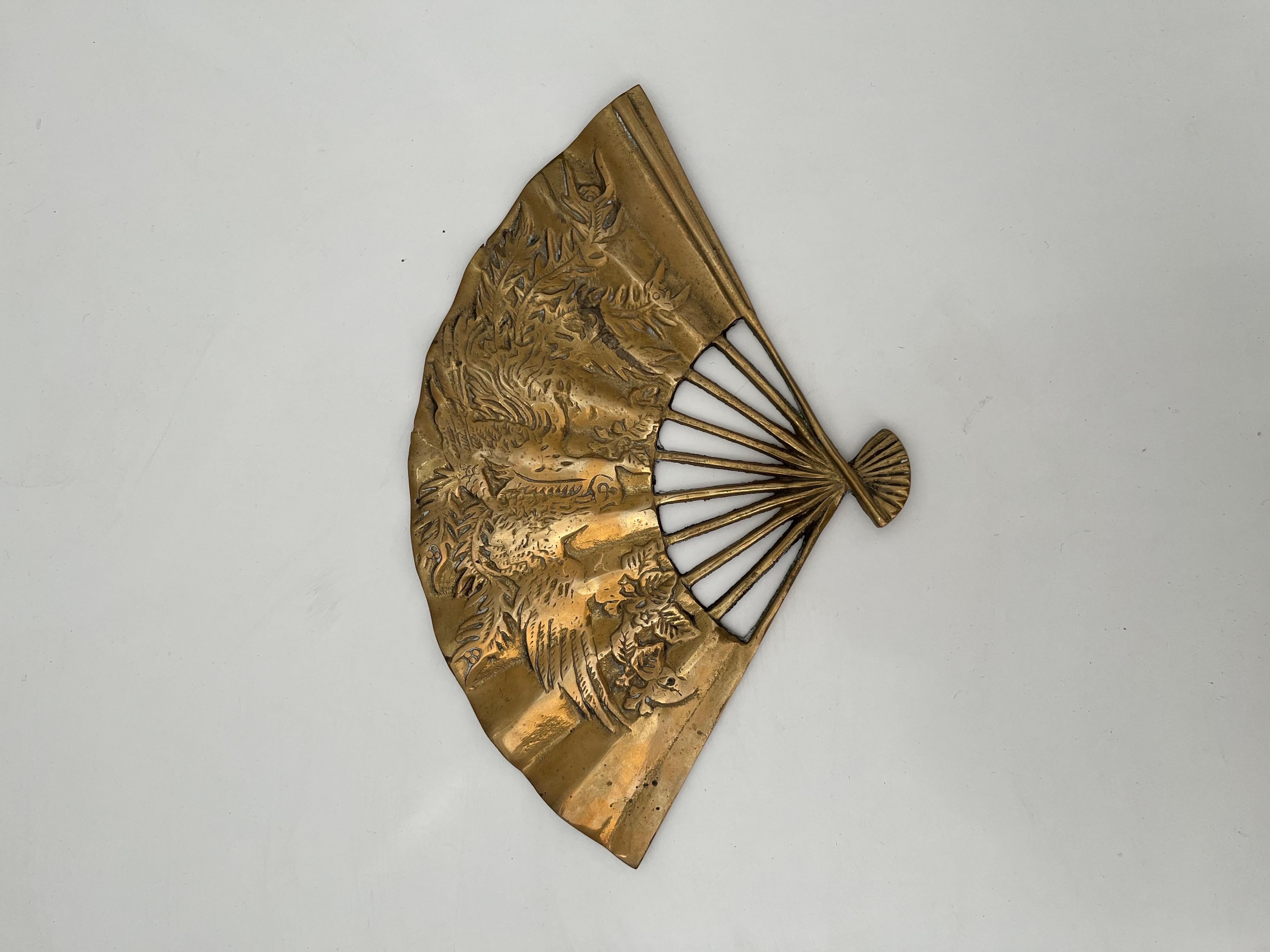 Vintage Mid-Century Brass Japanese Hand Fan Brass Wall Decor Art Paperweight In Good Condition For Sale In San Gabriel, CA