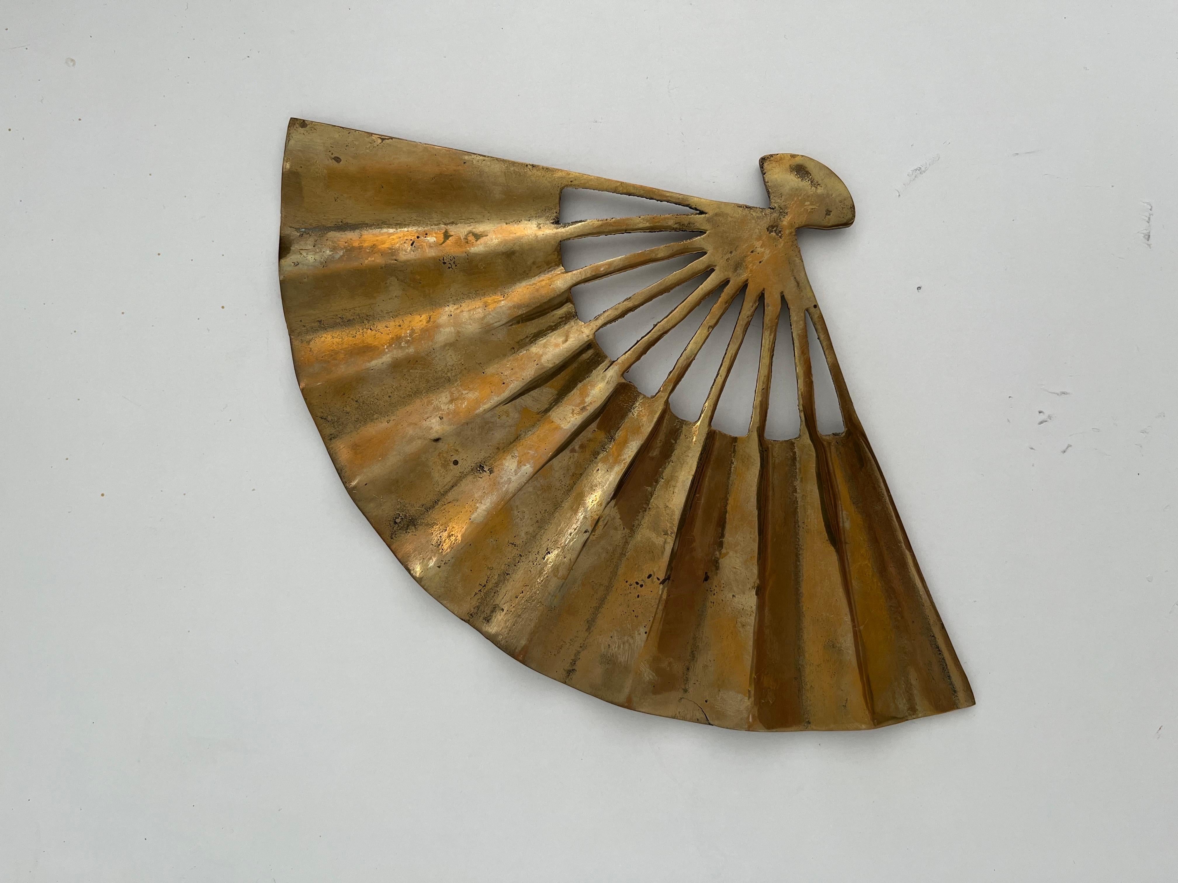 Late 20th Century Vintage Mid-Century Brass Japanese Hand Fan Brass Wall Decor Art Paperweight For Sale