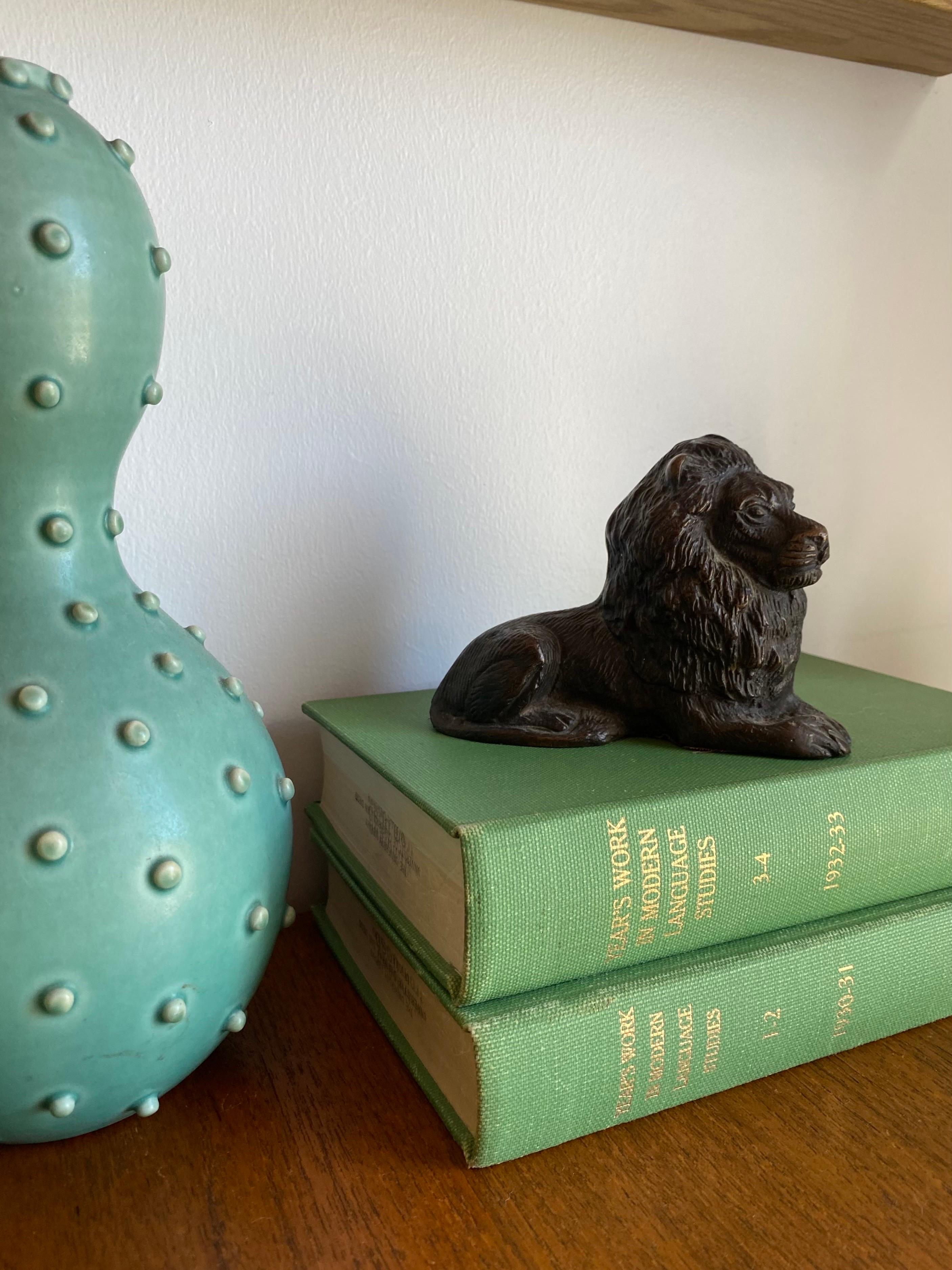 Un favoloso leone in ottone della metà del secolo scorso. Bellissimi dettagli, soprattutto la criniera. In una posa maestosa, questa figura presenta una posizione regale e sorprendente che aggiunge stile e chic al tuo arredamento. Iconico e ricco di