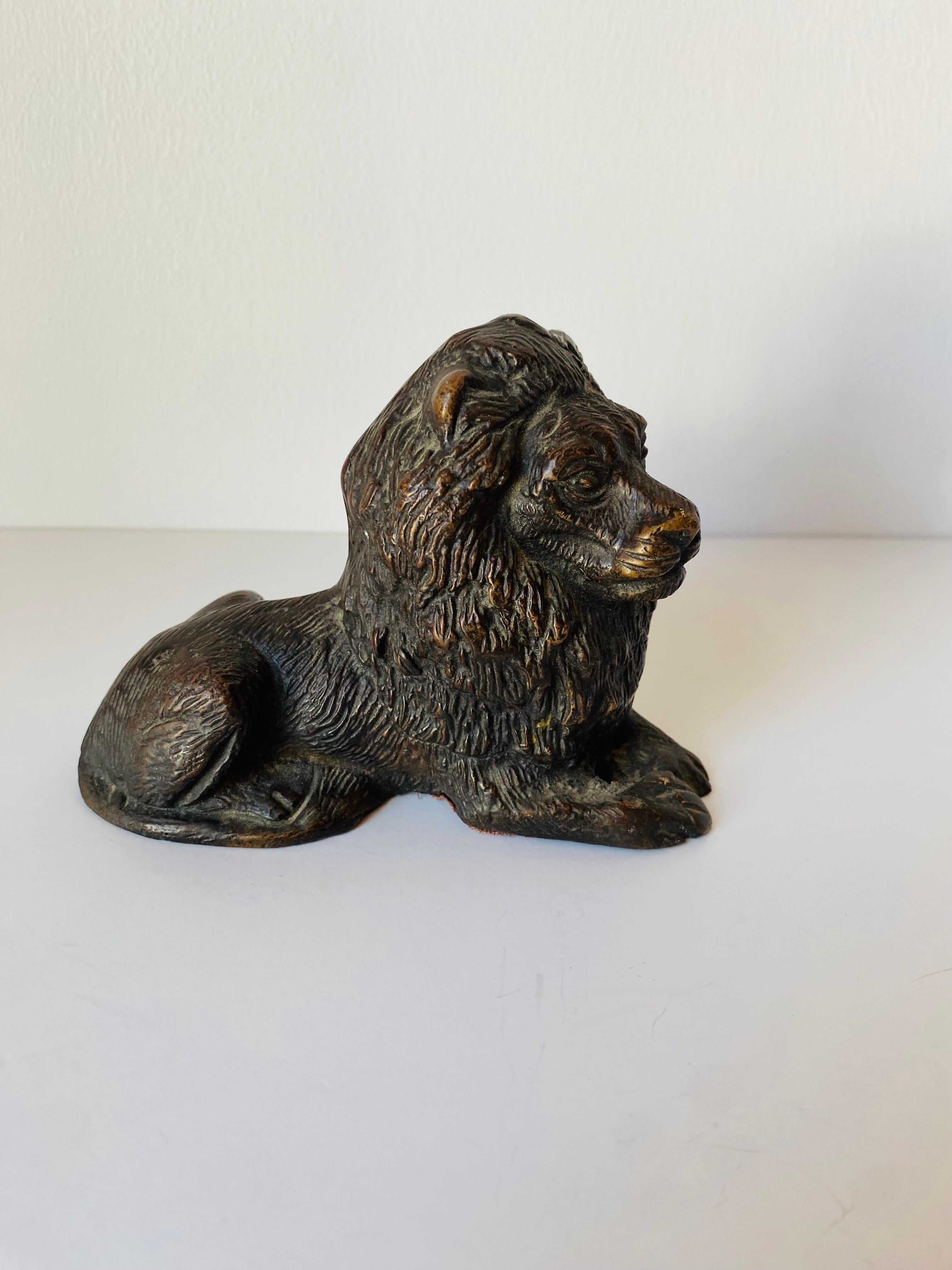 Oggetti in metallo Figura di leone in ottone d'epoca della metà del secolo scorso in vendita