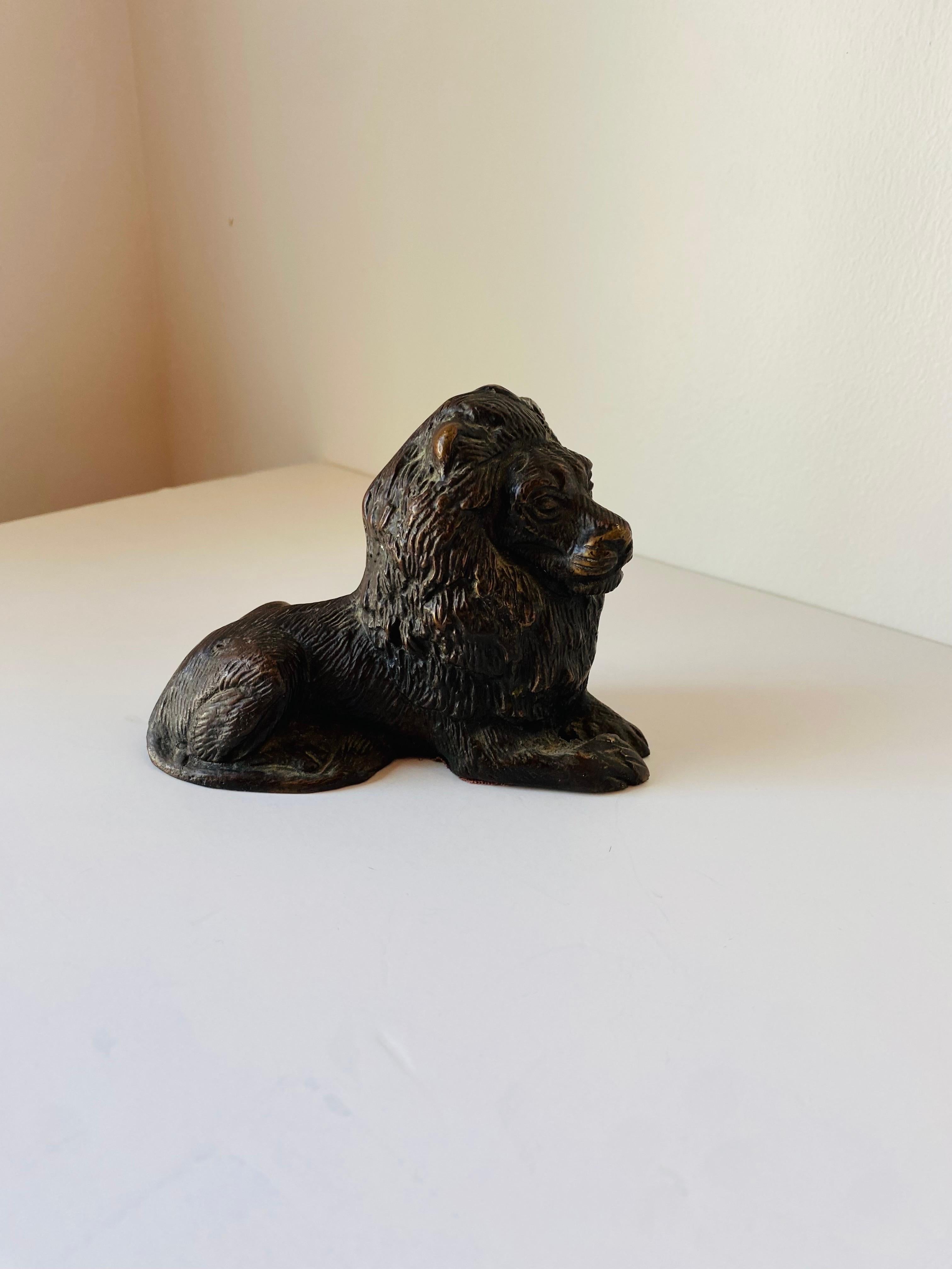 Ottone Figura di leone in ottone d'epoca della metà del secolo scorso in vendita