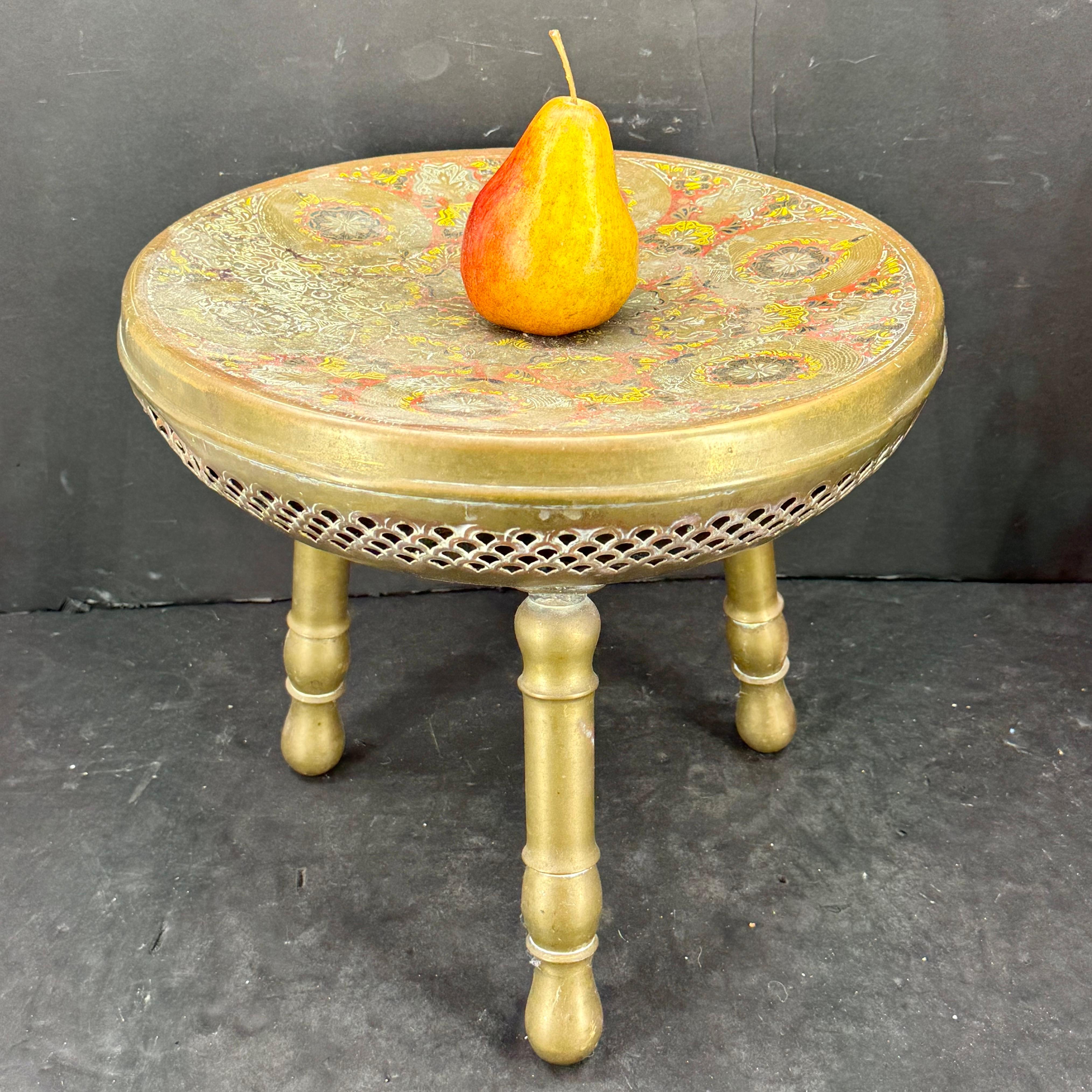 Vintage-Hocker aus Messing aus der Mitte des Jahrhunderts mit buntem Emaille-Muster (Spanisch Kolonial) im Angebot