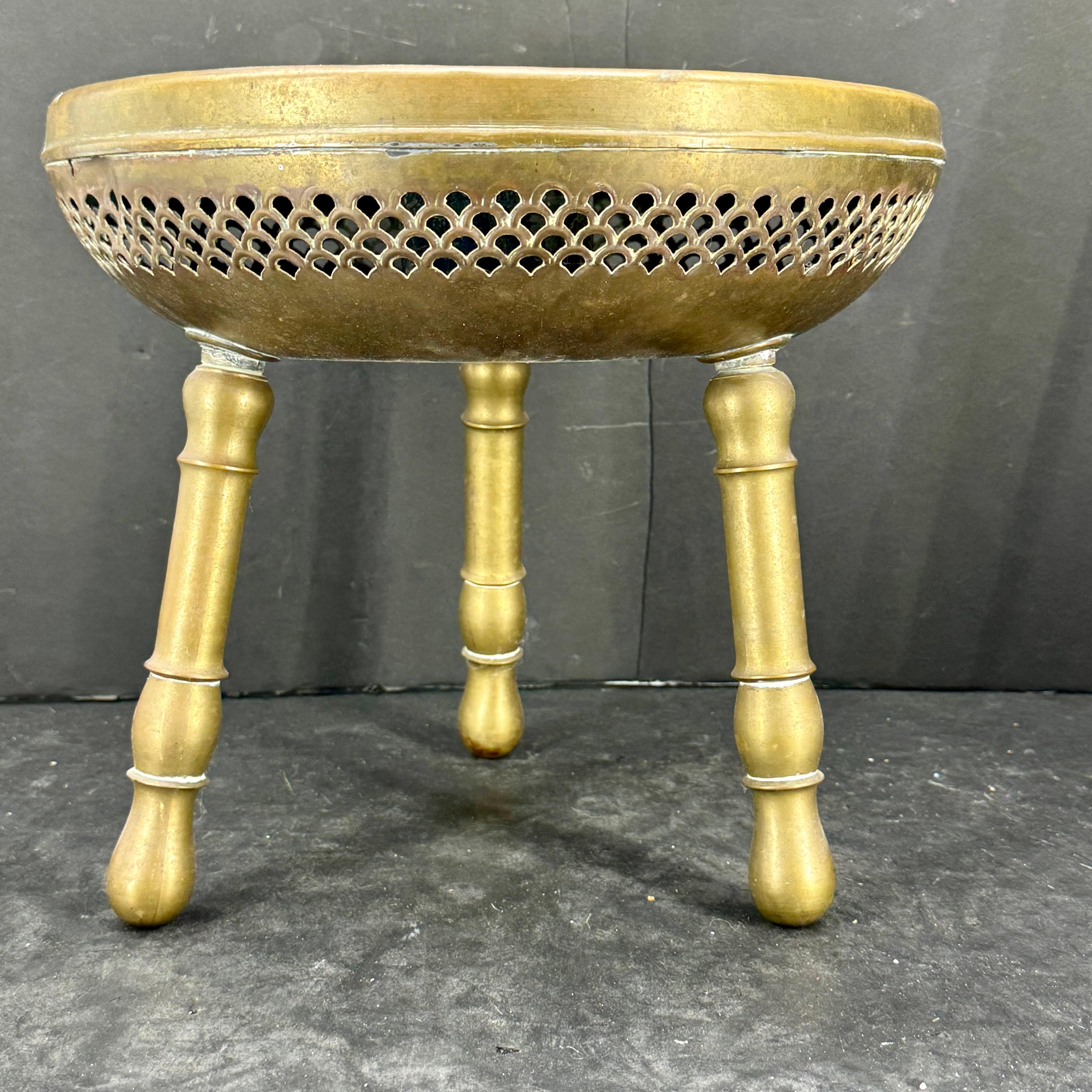 Vintage-Hocker aus Messing aus der Mitte des Jahrhunderts mit buntem Emaille-Muster im Zustand „Gut“ im Angebot in Haddonfield, NJ