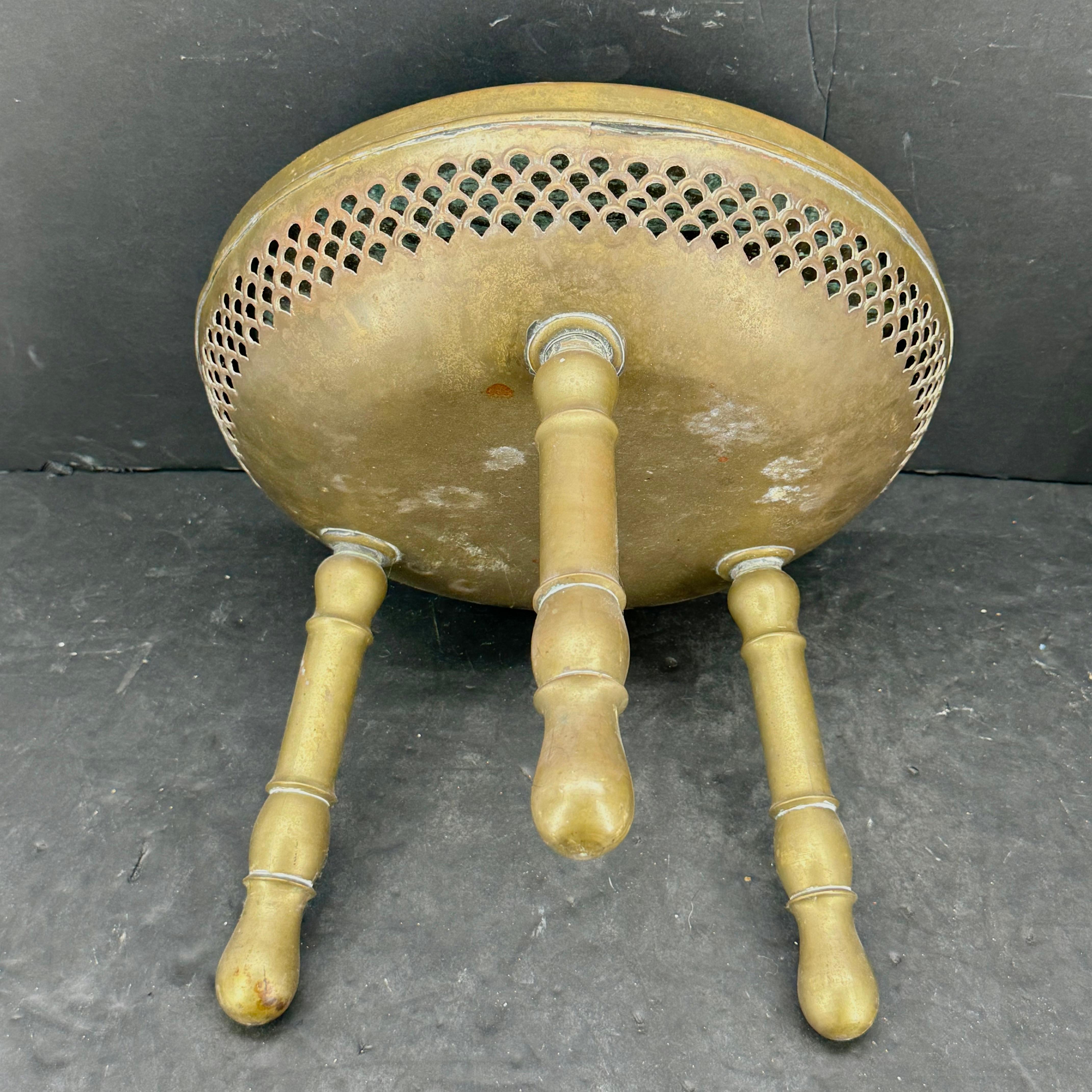 Vintage-Hocker aus Messing aus der Mitte des Jahrhunderts mit buntem Emaille-Muster (20. Jahrhundert) im Angebot