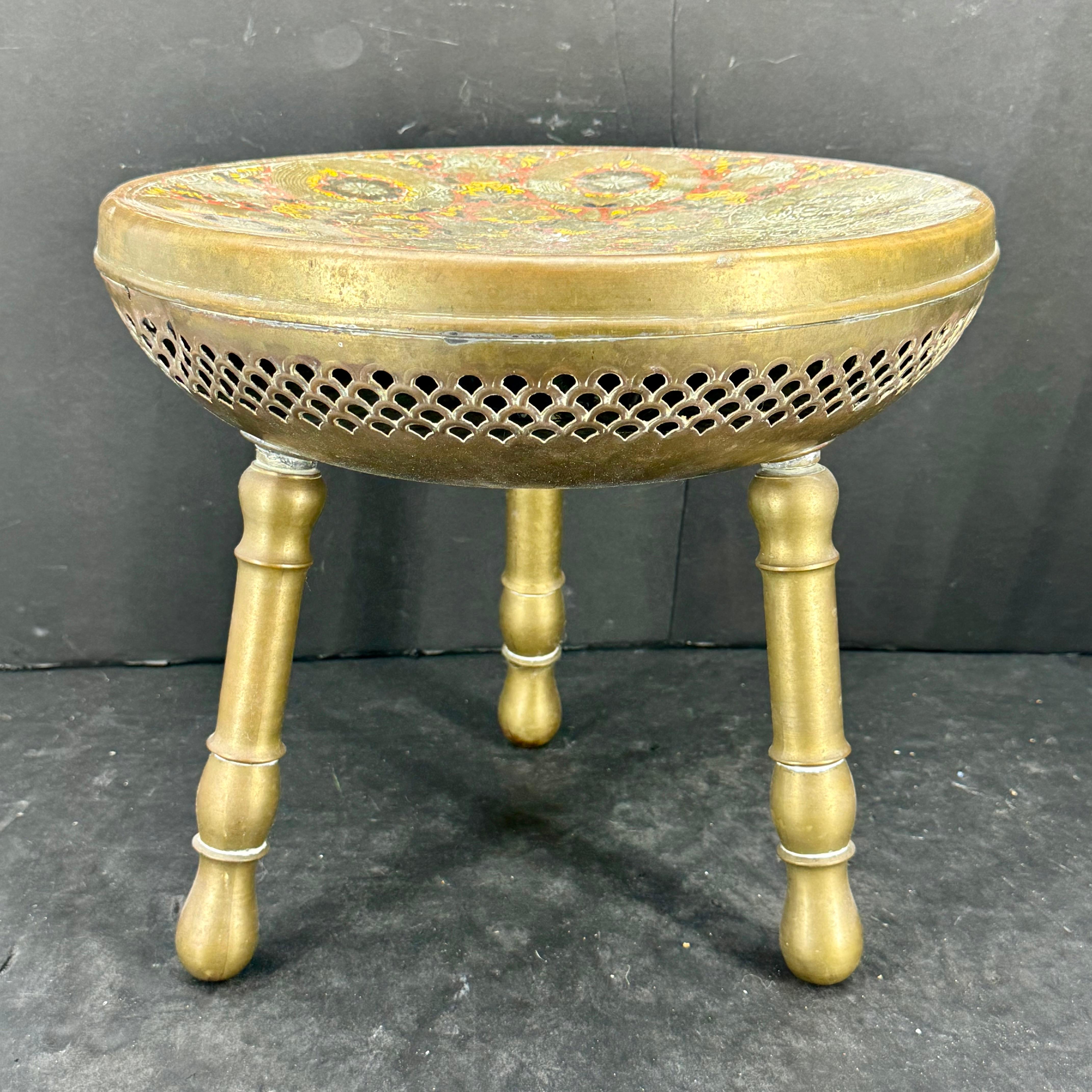 Vintage-Hocker aus Messing aus der Mitte des Jahrhunderts mit buntem Emaille-Muster im Angebot 1