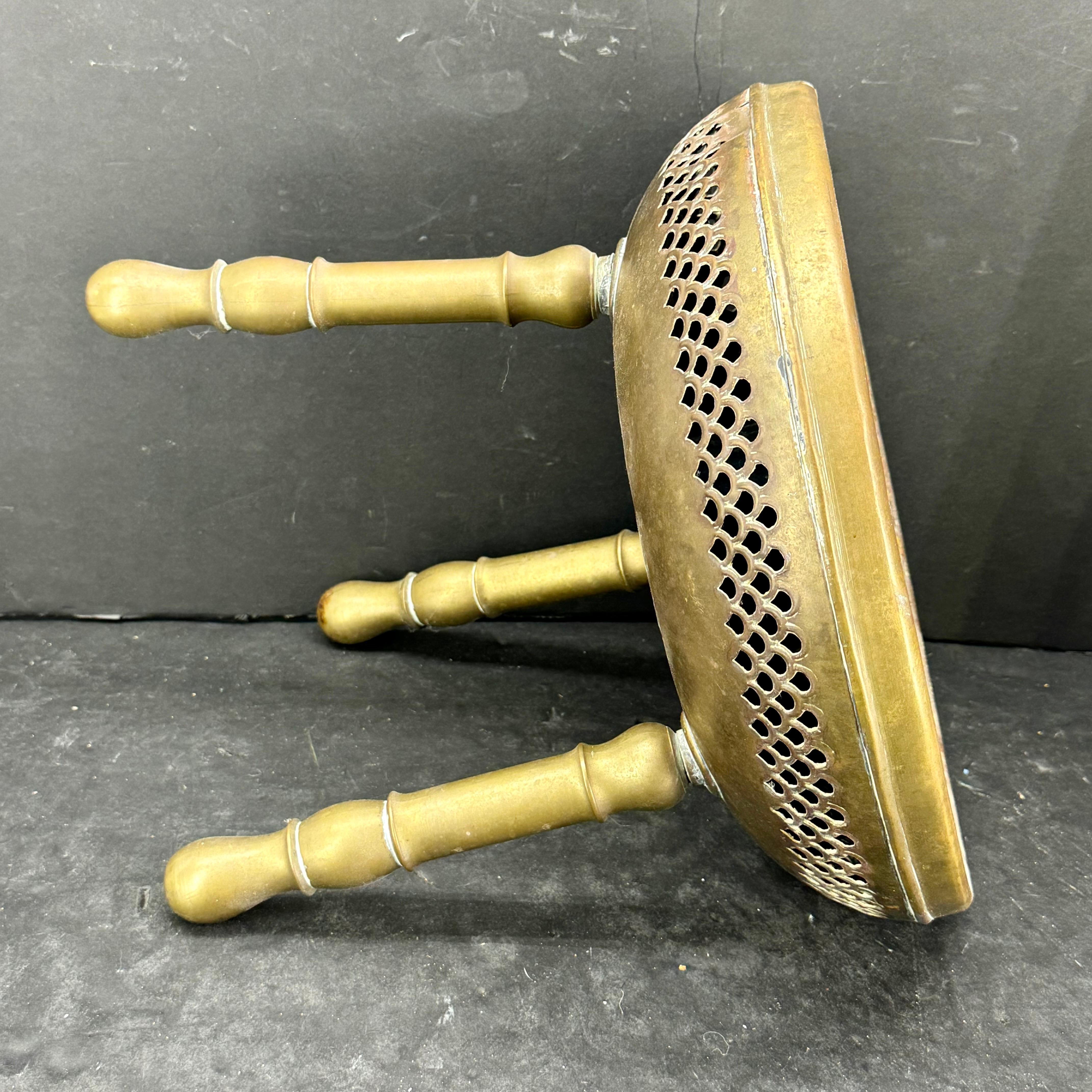 Vintage-Hocker aus Messing aus der Mitte des Jahrhunderts mit buntem Emaille-Muster im Angebot 2