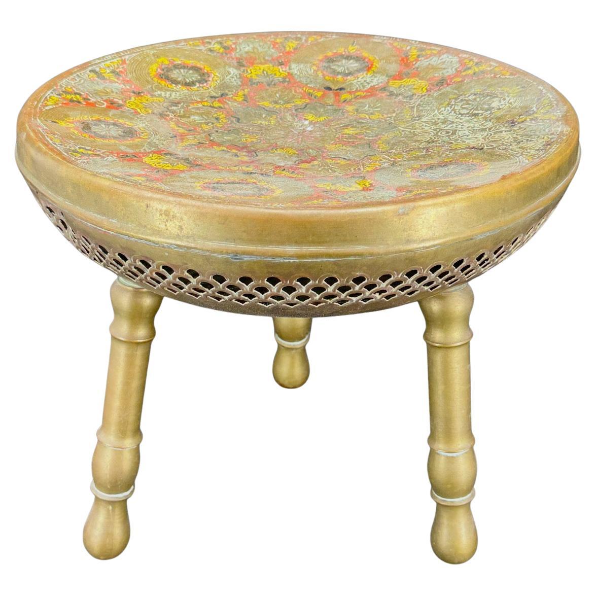 Sgabello vintage di metà secolo in ottone con motivo a smalto colorato