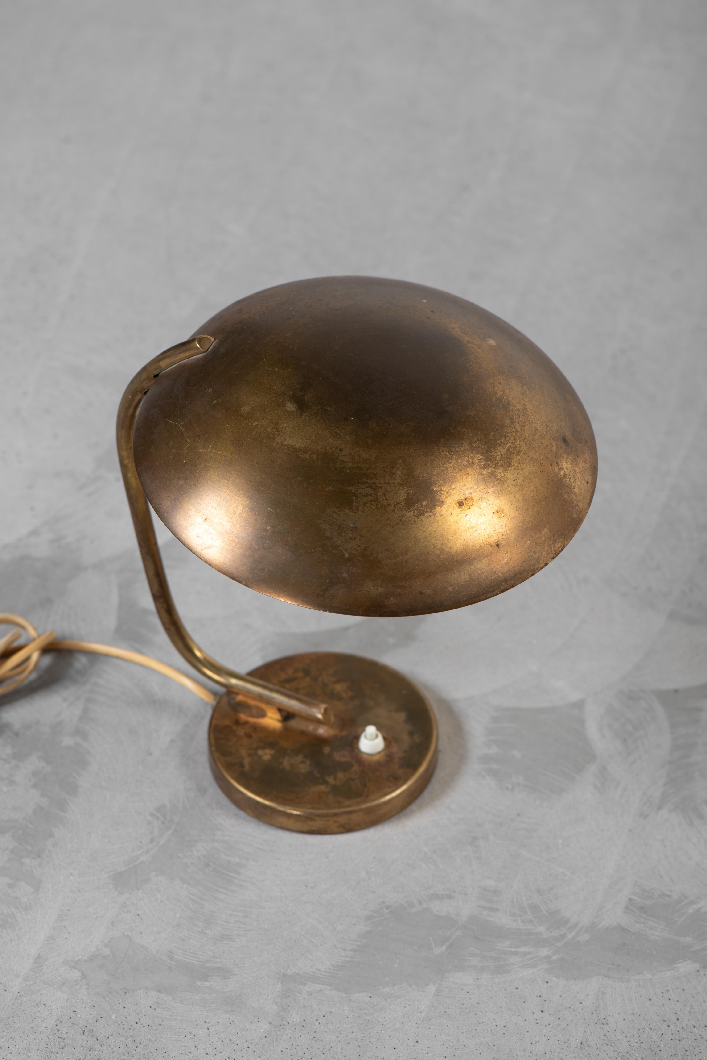 Lampe de table en laiton du milieu du siècle dans le style de Paavo Tynell. Cette lampe en laiton massif est connue sous le nom de modèle EV 61 et a été fabriquée par Itsu (Itä-Suomen Sähkö Oy) en Finlande dans les années 1950. Une trouvaille rare !