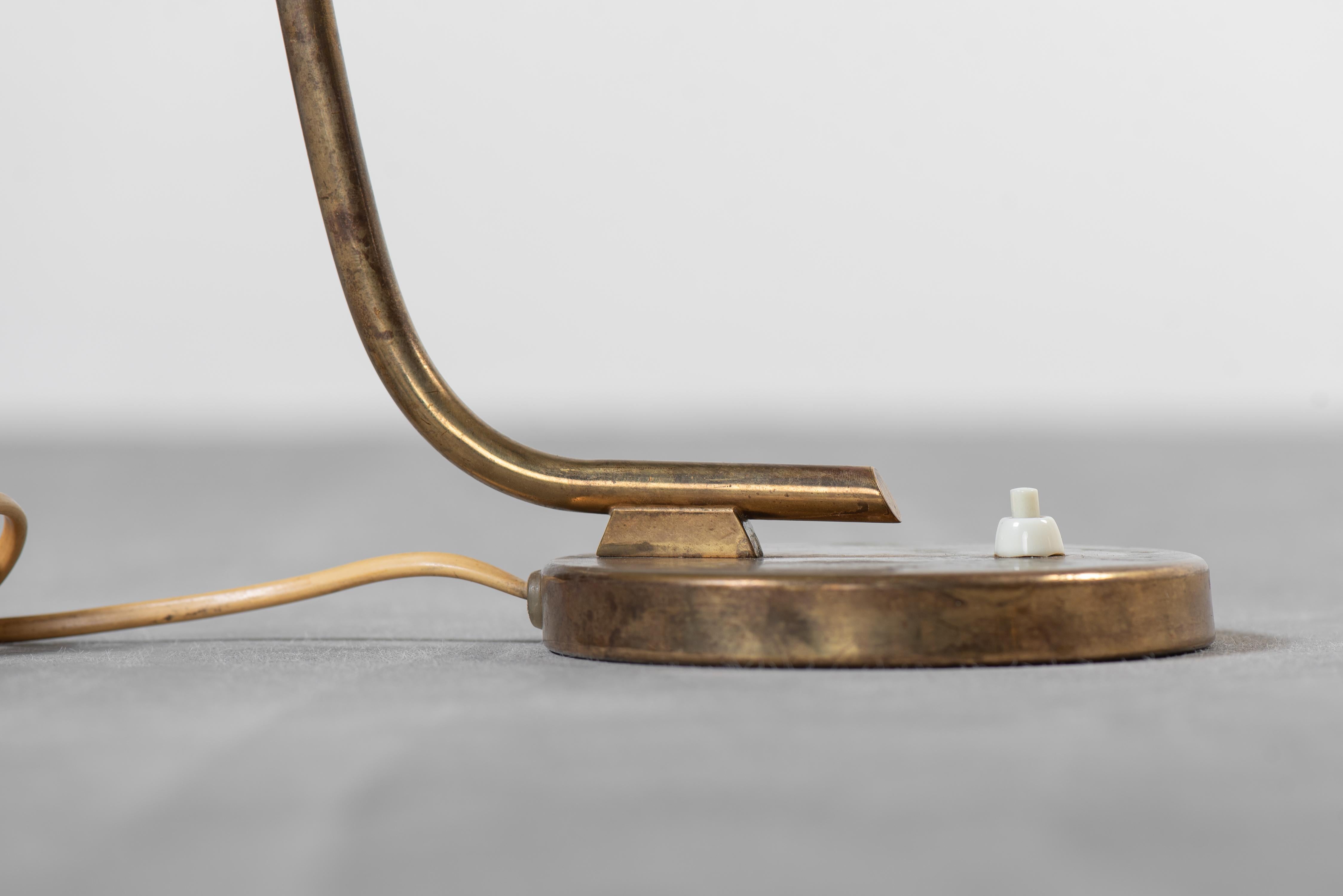 Scandinave moderne Lampe de table vintage en laiton du milieu du siècle pour Itsu, Finlande, années 1950 en vente