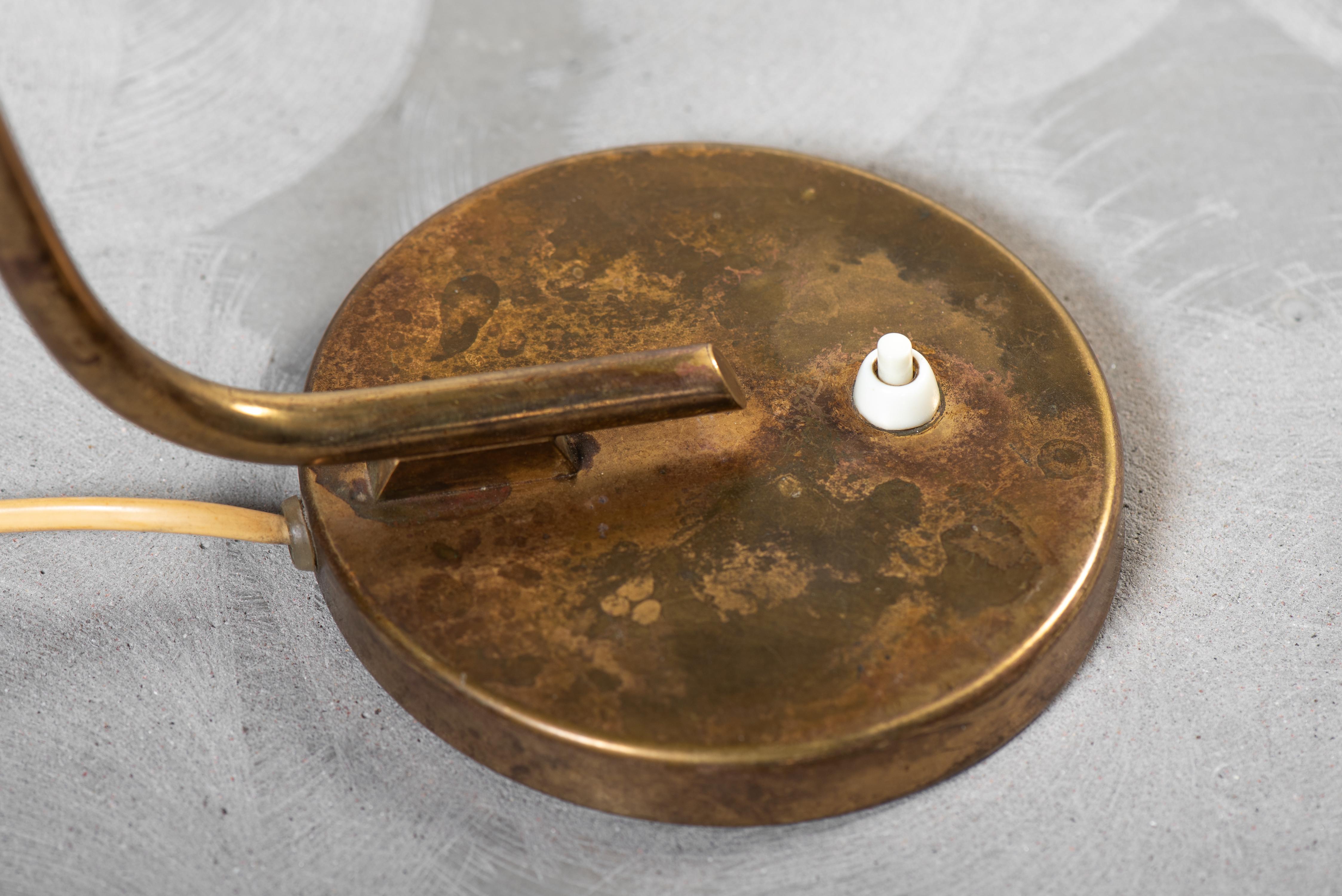 Finlandais Lampe de table vintage en laiton du milieu du siècle pour Itsu, Finlande, années 1950 en vente