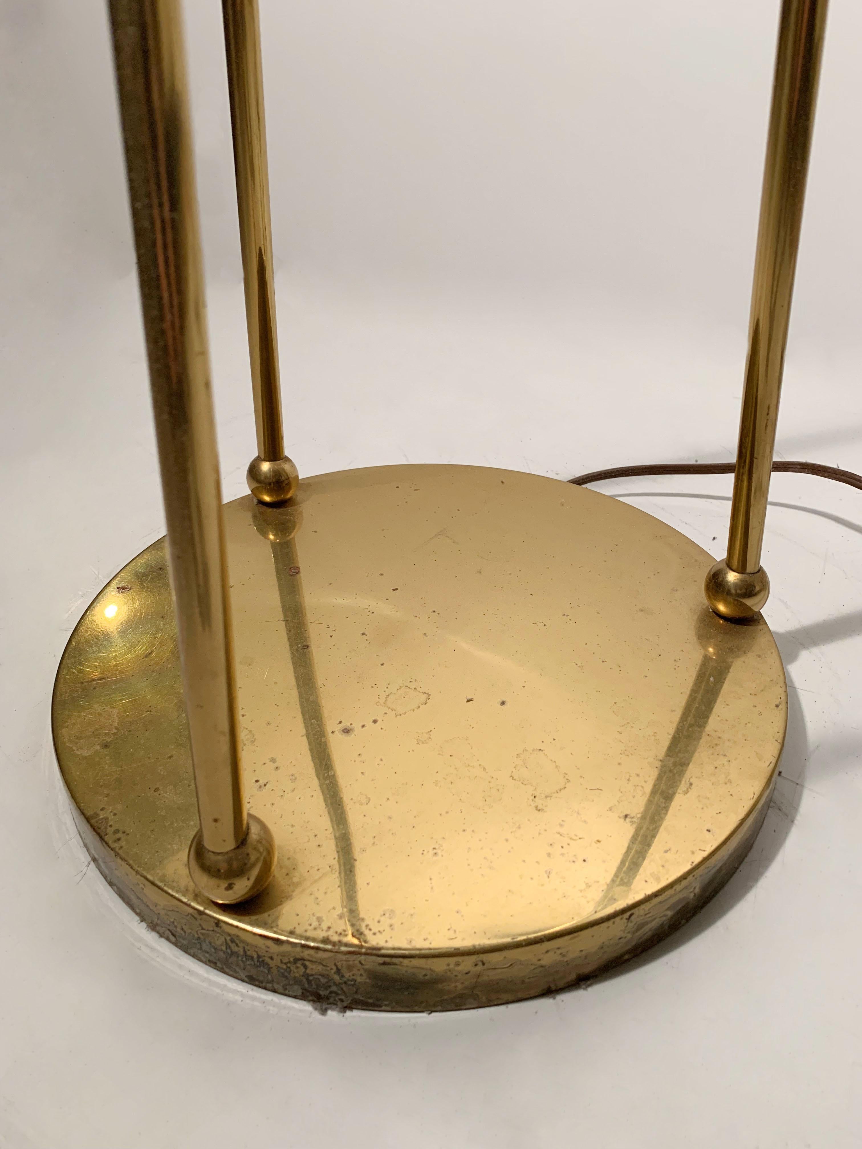 Vintage Midcentury Brass Tri Floor Lamp In Good Condition For Sale In Chicago, IL