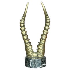 Escultura vintage de bronce de mediados de siglo con cuerno de antílope