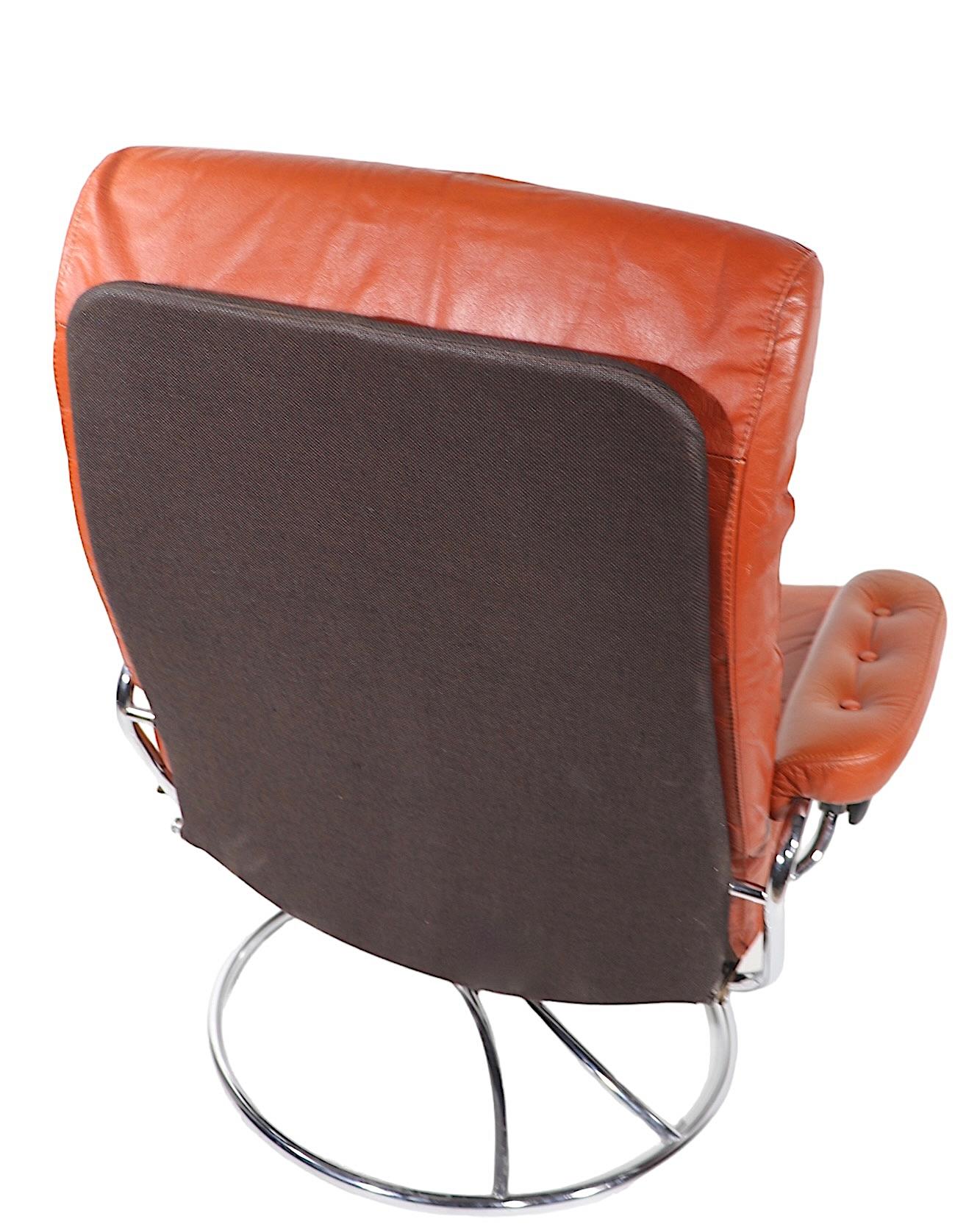 Schöner Vintage Stressless Liegesessel von Ekornes aus Norwegen, ca. 1970er Jahre. Das weiche braune Lederkissen ruht auf einer dunkelgrauen Leinwand, die an dem glänzenden Chromrohrgestell befestigt ist. Der Stuhl ist drehbar und lässt sich fast