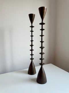 Candelieri brutalisti d'epoca di metà secolo in ottone forgiato a mano