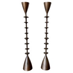 Candelieri brutalisti d'epoca di metà secolo in ottone forgiato a mano