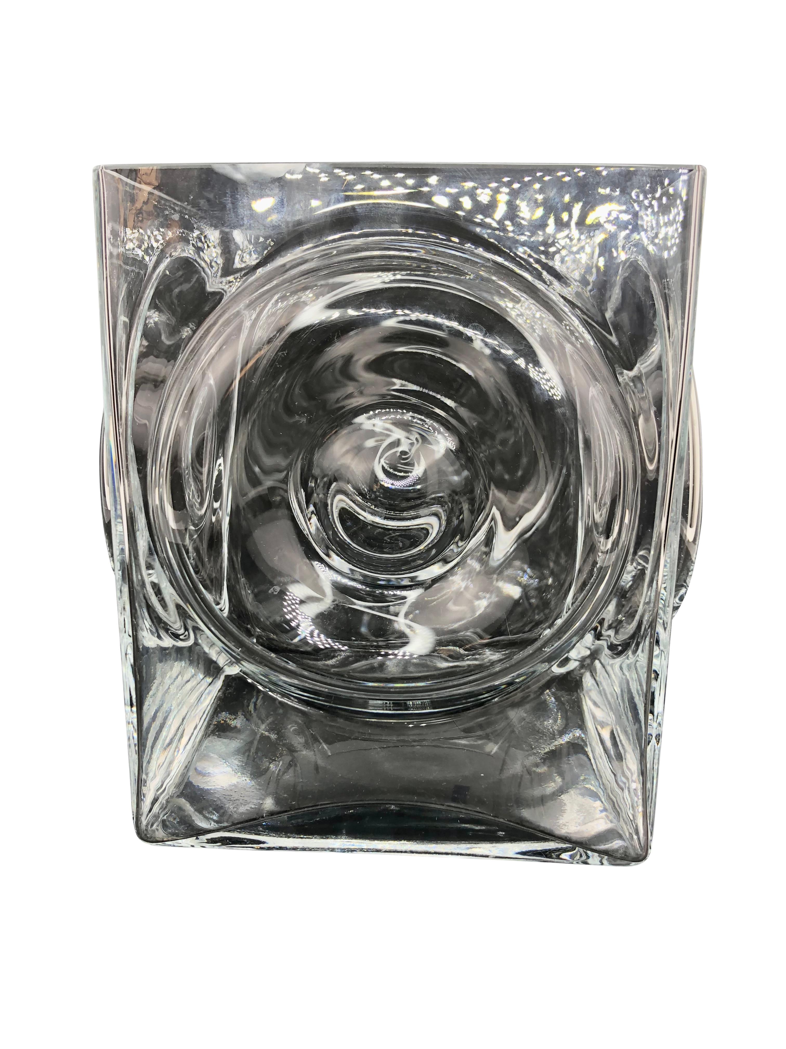Seau à glace carré en verre du milieu du siècle avec un design/One sur chaque côté. Mesure 7 1/8