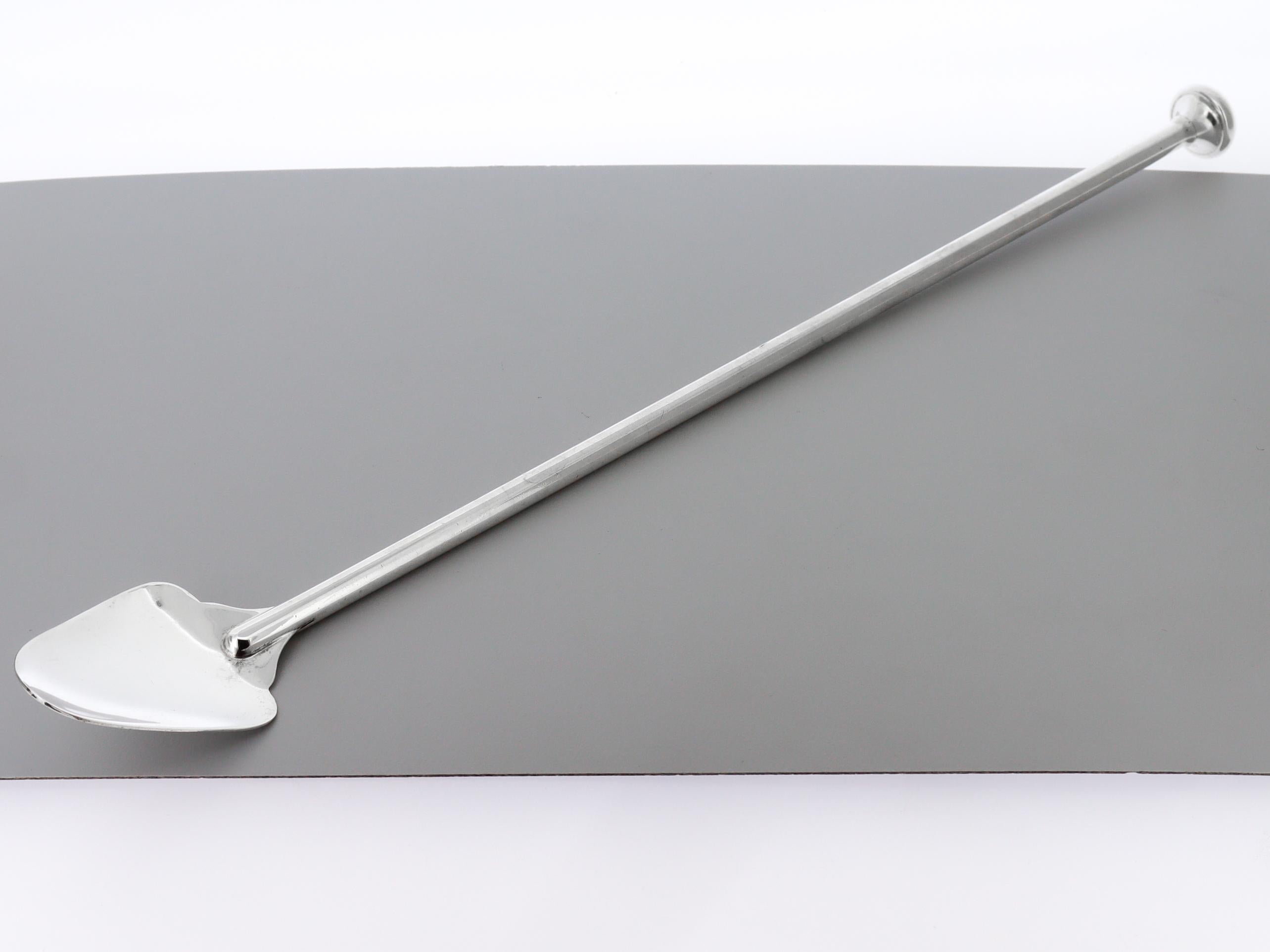 Un raffinato agitatore da cocktail in argento firmato.

Di Cartier.

In argento sterling.

Dal design elegante e moderno, la ciotola del cucchiaio è a forma di pala e il manico ha un terminale a forma di palla.

Semplicemente meravigliosi gli