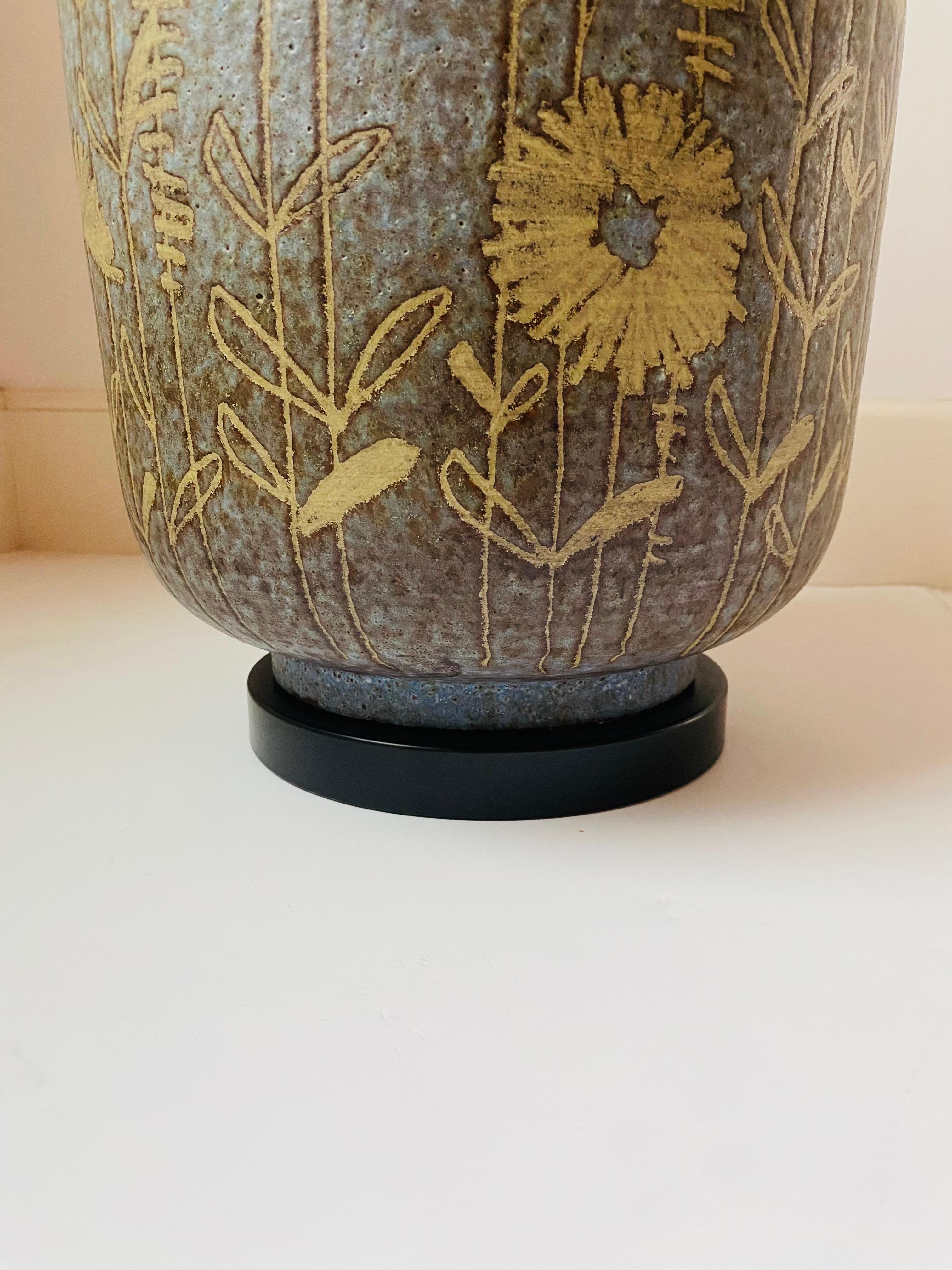 Vintage Mid Century Ceramic Lamp with Floral Design Made in Italy In Good Condition For Sale In San Diego, CA