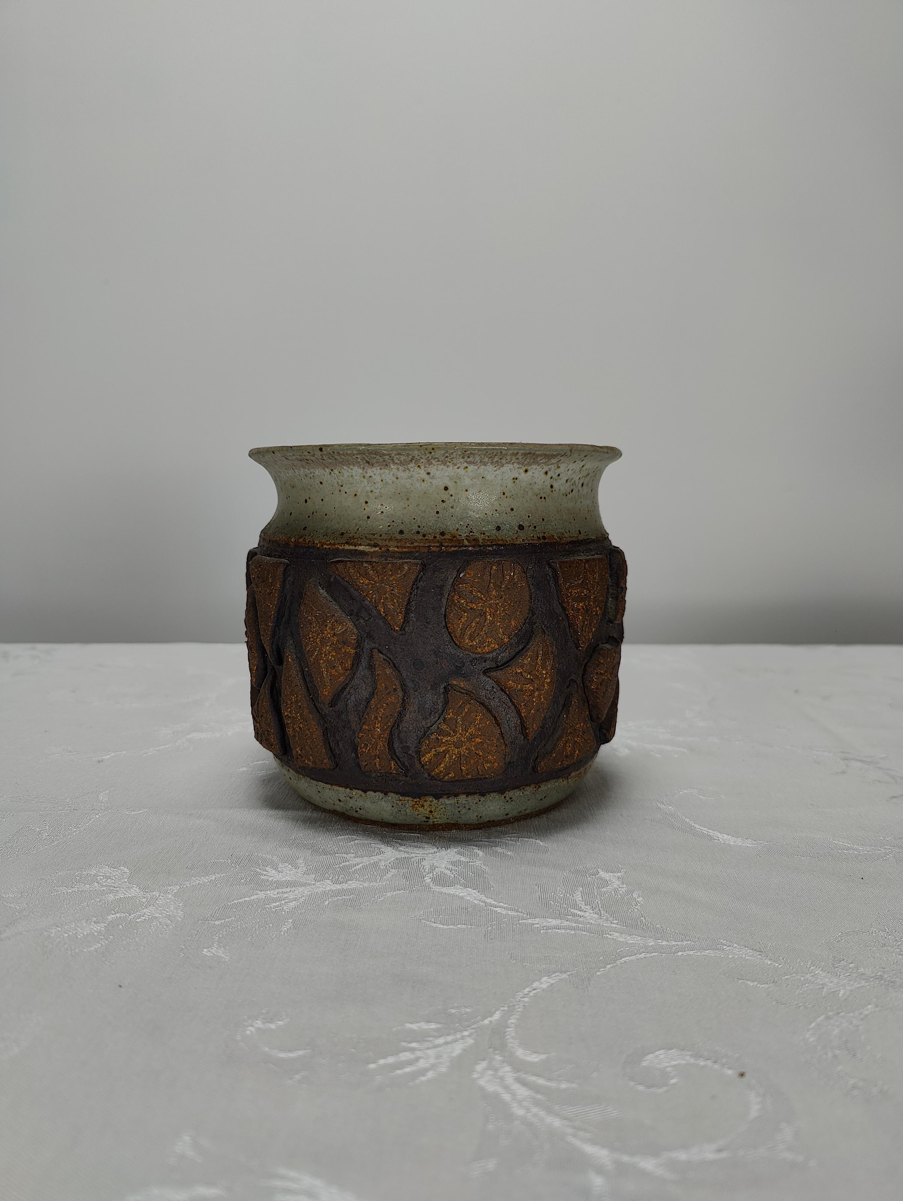 Just in, a beautiful planter by Maxine Scholts circa 1970s. Features a textured pattern on the outer side of the planter. Ceramic material. Measures approximately 6 inches in diameter by 5 inches tall. If you have any questions, please feel free to