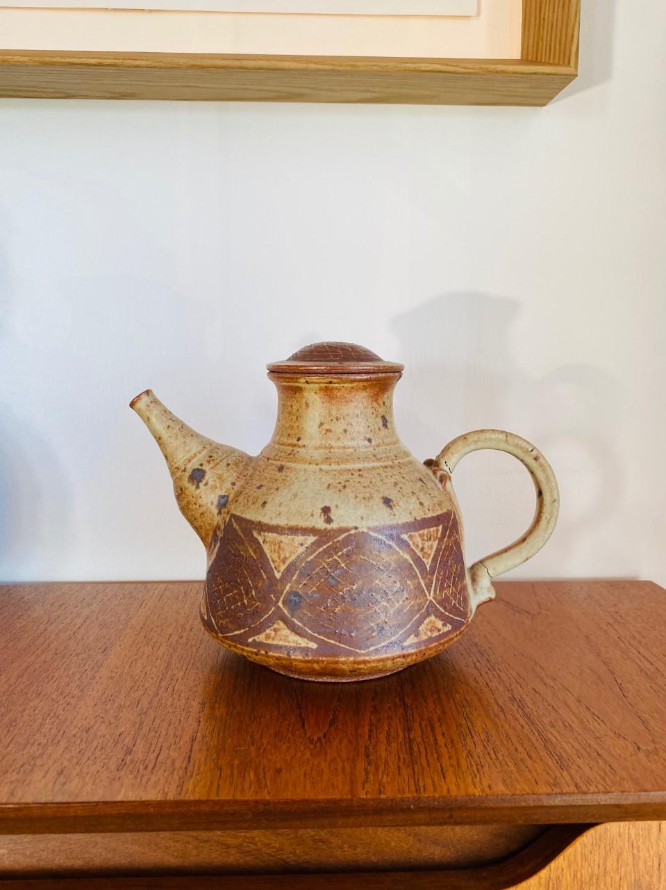 Vintage Mid Century Keramik Teekanne (Handgefertigt) im Angebot