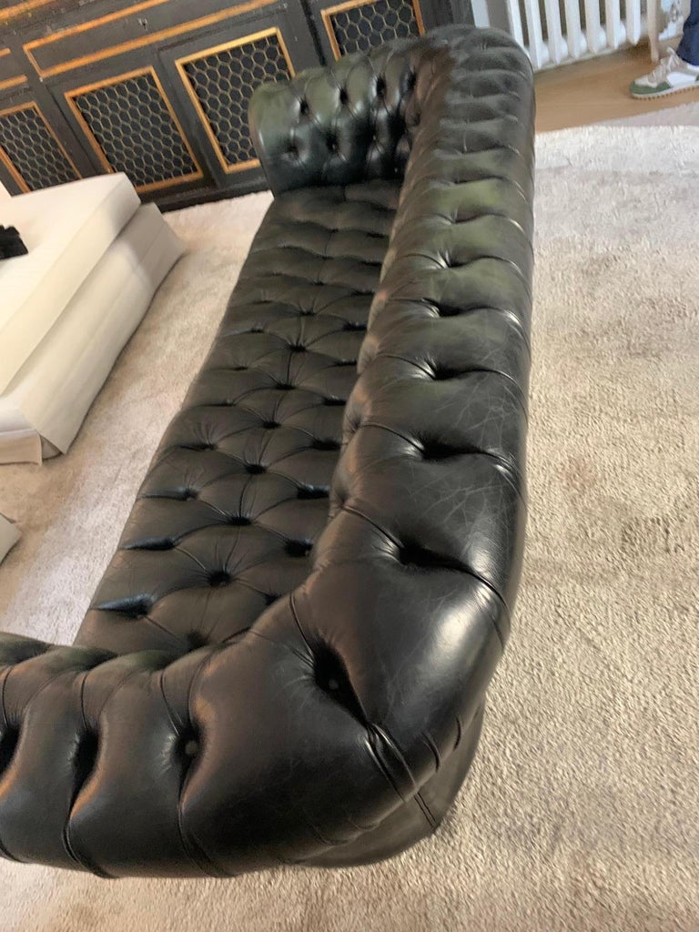 Vintage Midcentury Chesterfield Leather Sofa Dark Green In Good Condition For Sale In Madrid, ES