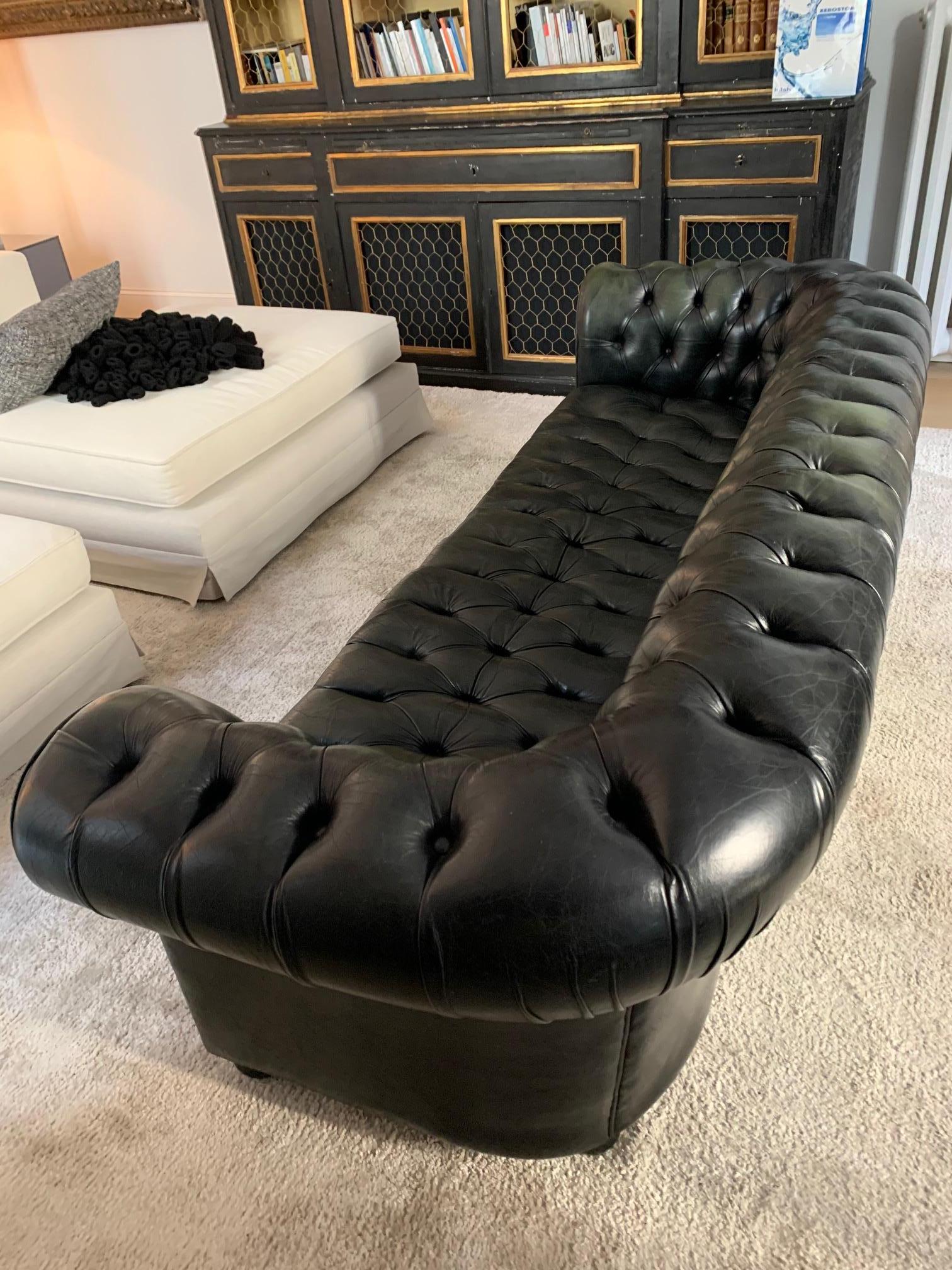 Vintage Midcentury Chesterfield Leather Sofa Dark Green In Good Condition For Sale In Madrid, ES
