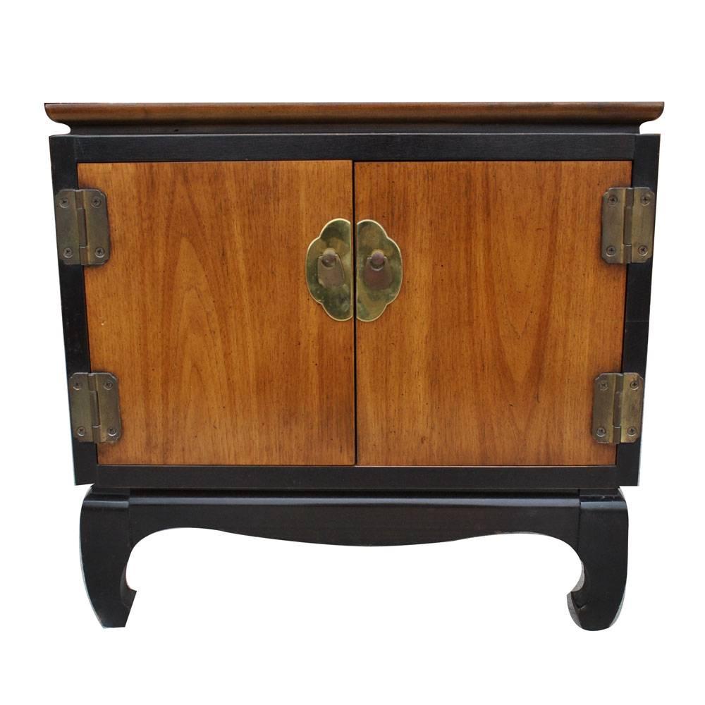 Nachttisch im Chin Hua-Stil von Lane Furniture. Design im Hollywood-Regency-Stil. Ebonisierte Seiten und Oberseite mit einem zweitürigen Schrank mit reichlich Stauraum und bronzefarbenen Griffen 

 
 