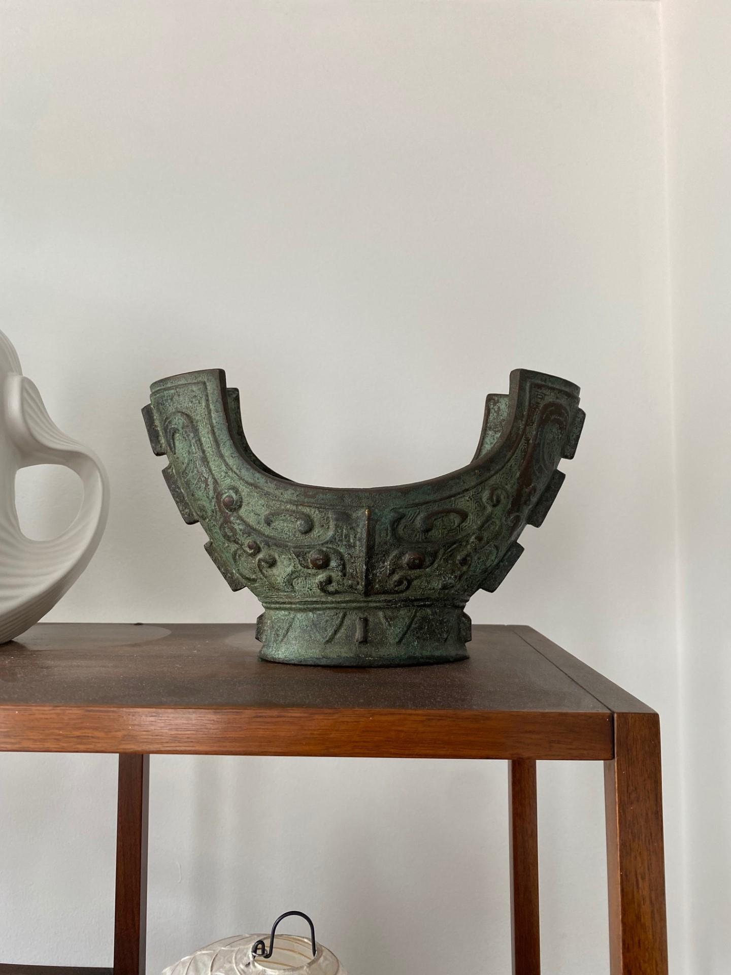 Chinoiseries Vase vintage de style brutaliste chinois en bronze du milieu du siècle dernier  en vente