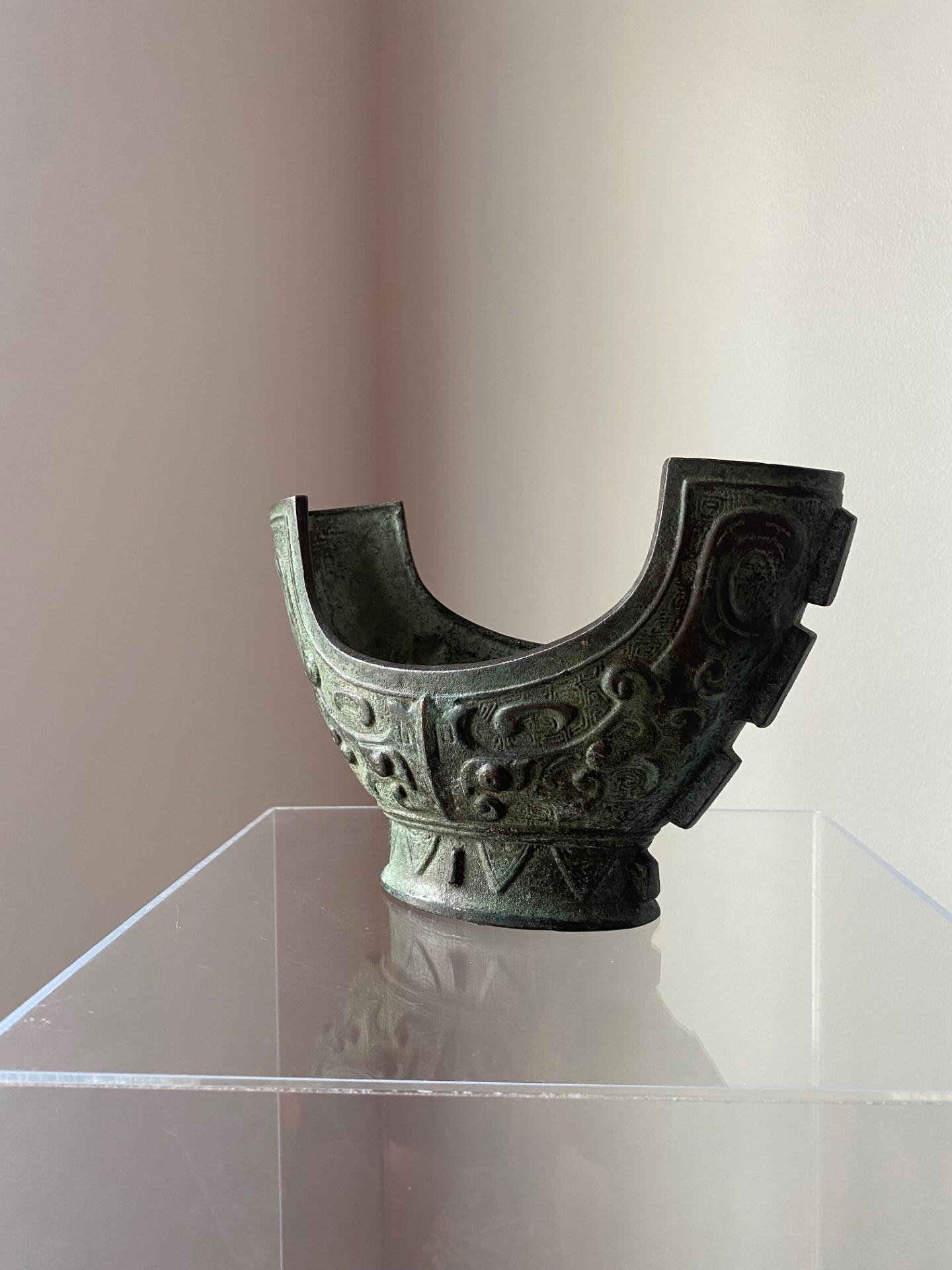Moulage Vase vintage de style brutaliste chinois en bronze du milieu du siècle dernier  en vente