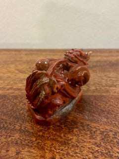 Vintage-Skulptur eines handgeschnitzten chinesischen Drachensiegels aus Stein aus der Mitte des Jahrhunderts