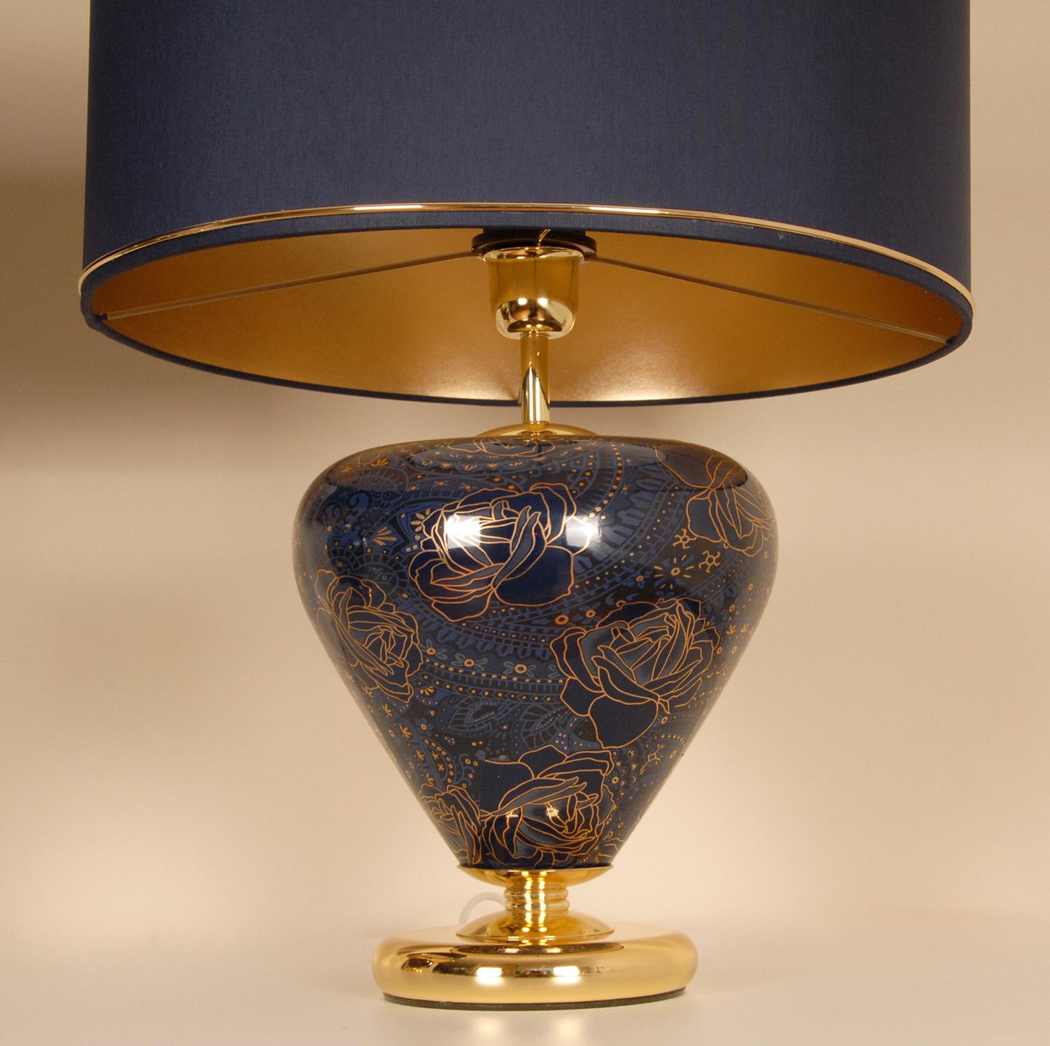 Vintage Mid Century Chinoiserie Cobalt Blue and Gold Ceramic Table Lamps Italy 1970s - a Pair
Impressive en enchanting blue and gold table lamps.
Marked ACF Italy beneath the base, Inspired by the Cobalt blue Sevres porcelain
Design: In the manner