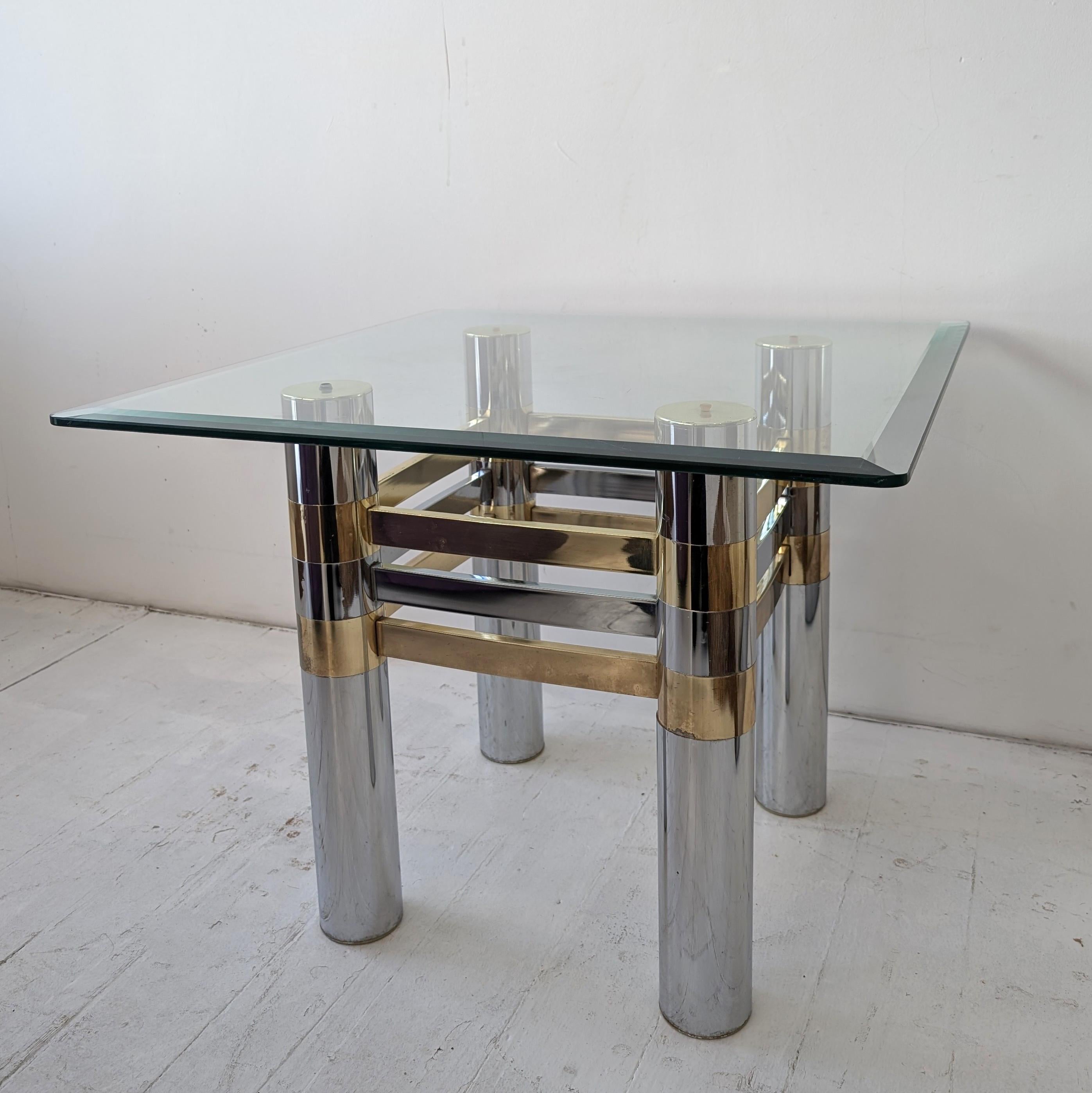 Magnifique table basse/côté chromée et dorée avec plateau en verre biseauté, États-Unis, années 1970/1980. La finition dorée est un peu patinée par l'âge, mais cela n'enlève rien à l'élégance de cette pièce.