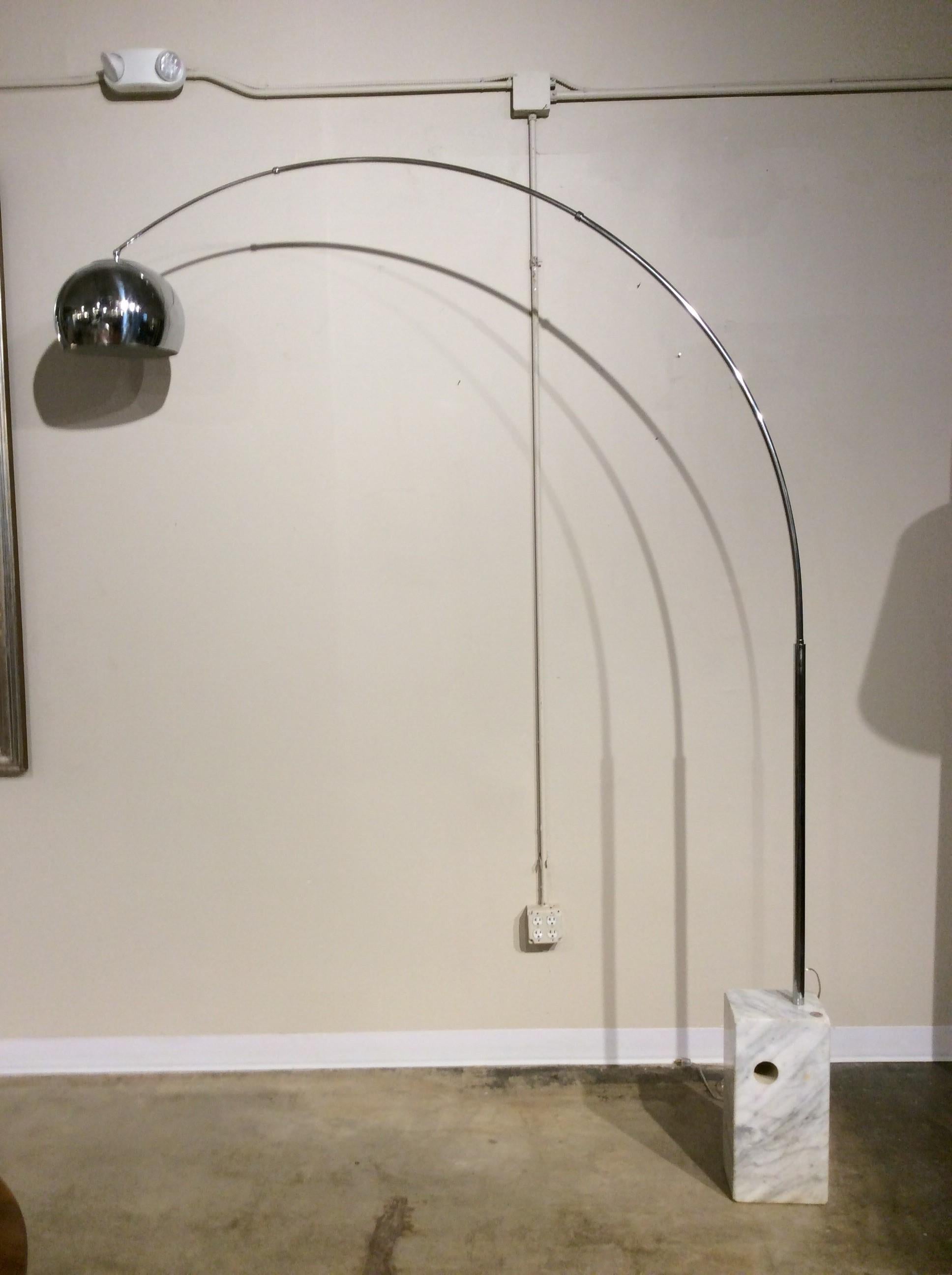Vintage Midcentury Chrome and Marble Base Italian Arc Floor Lamp en vente 7