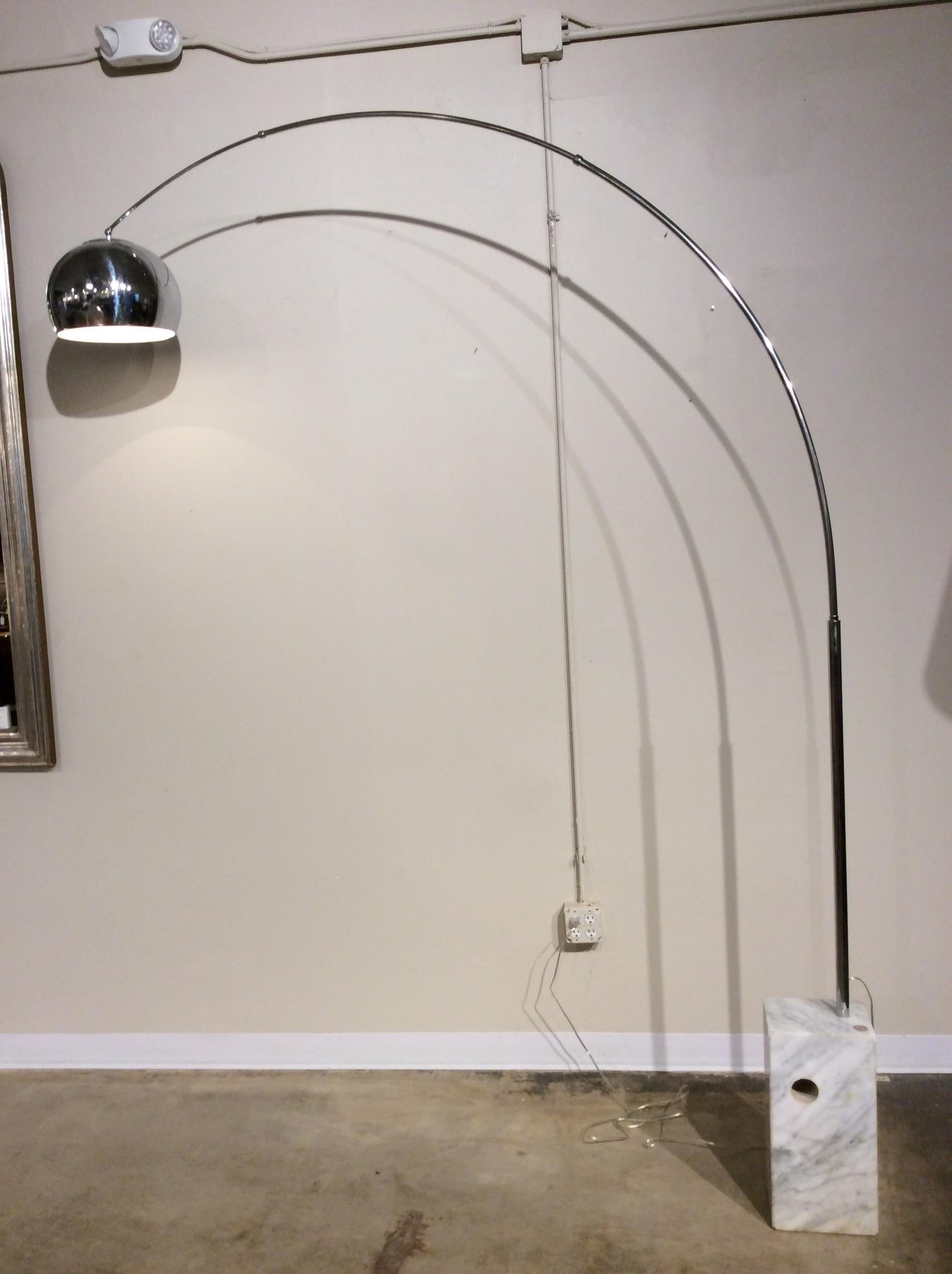 Vintage Midcentury Chrome and Marble Base Italian Arc Floor Lamp en vente 3