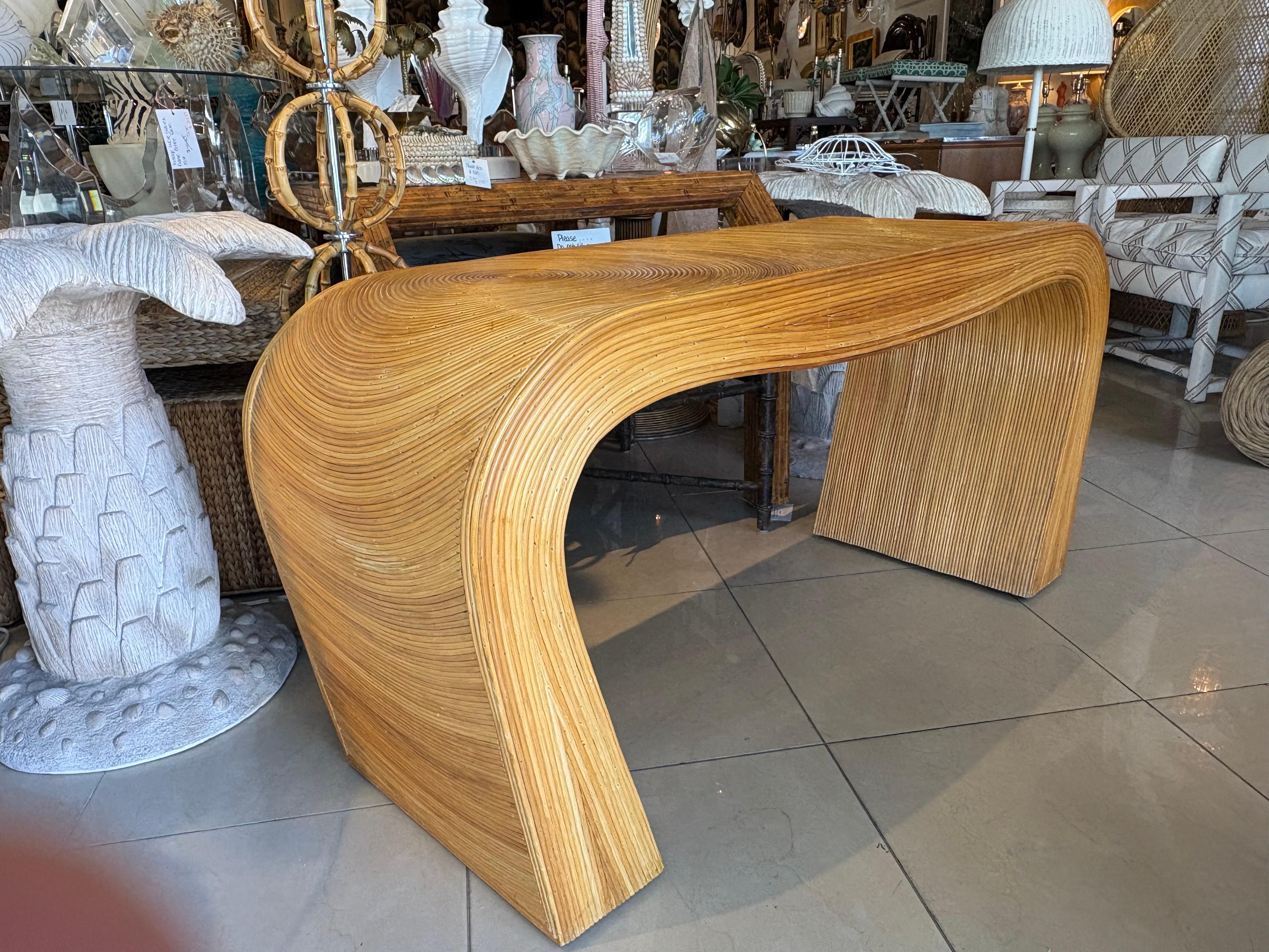 Table console en rotin sculpturale italienne du milieu du siècle en forme de crayon en vente 4