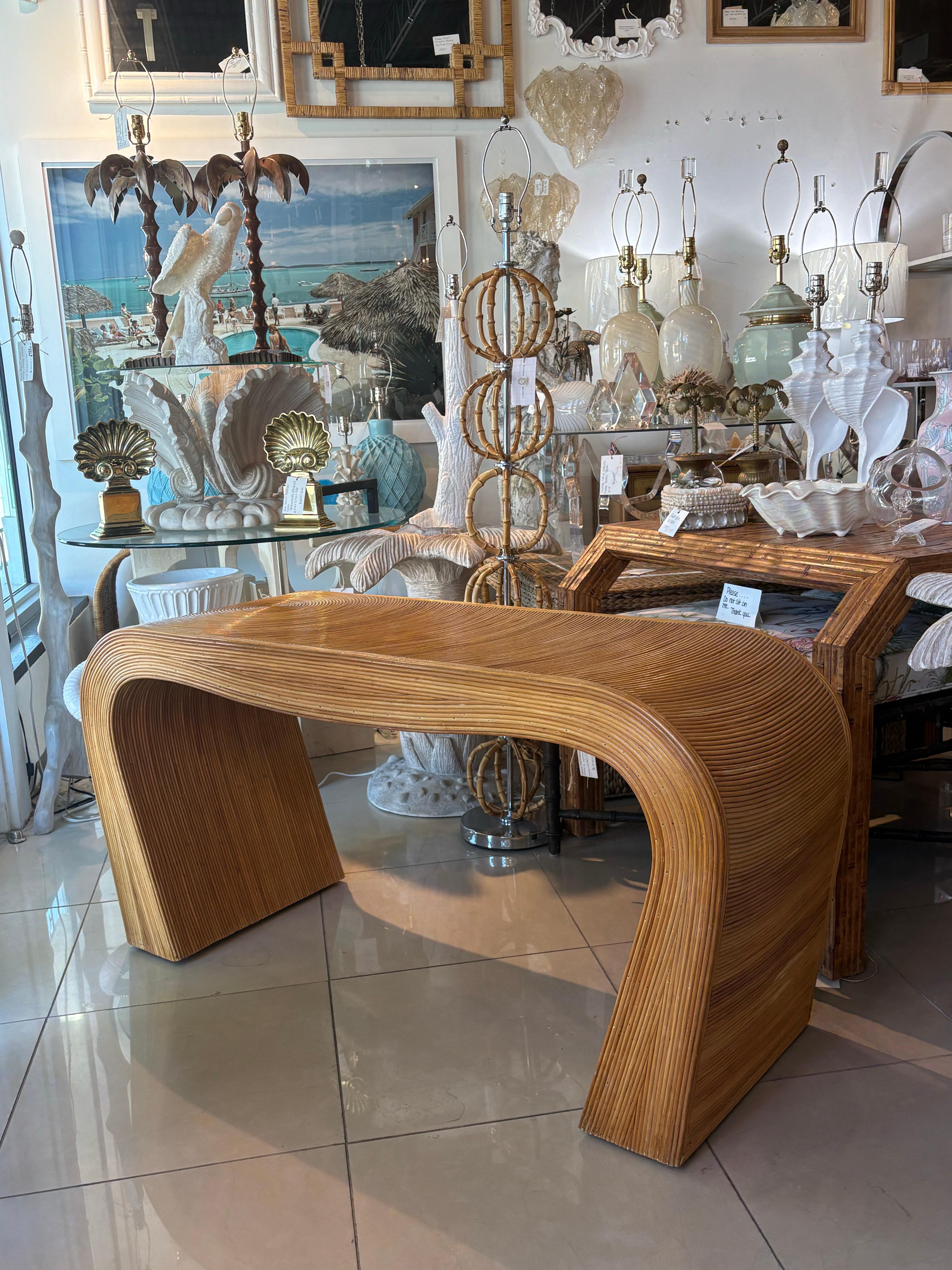 Table console en rotin sculpturale italienne du milieu du siècle en forme de crayon en vente 5