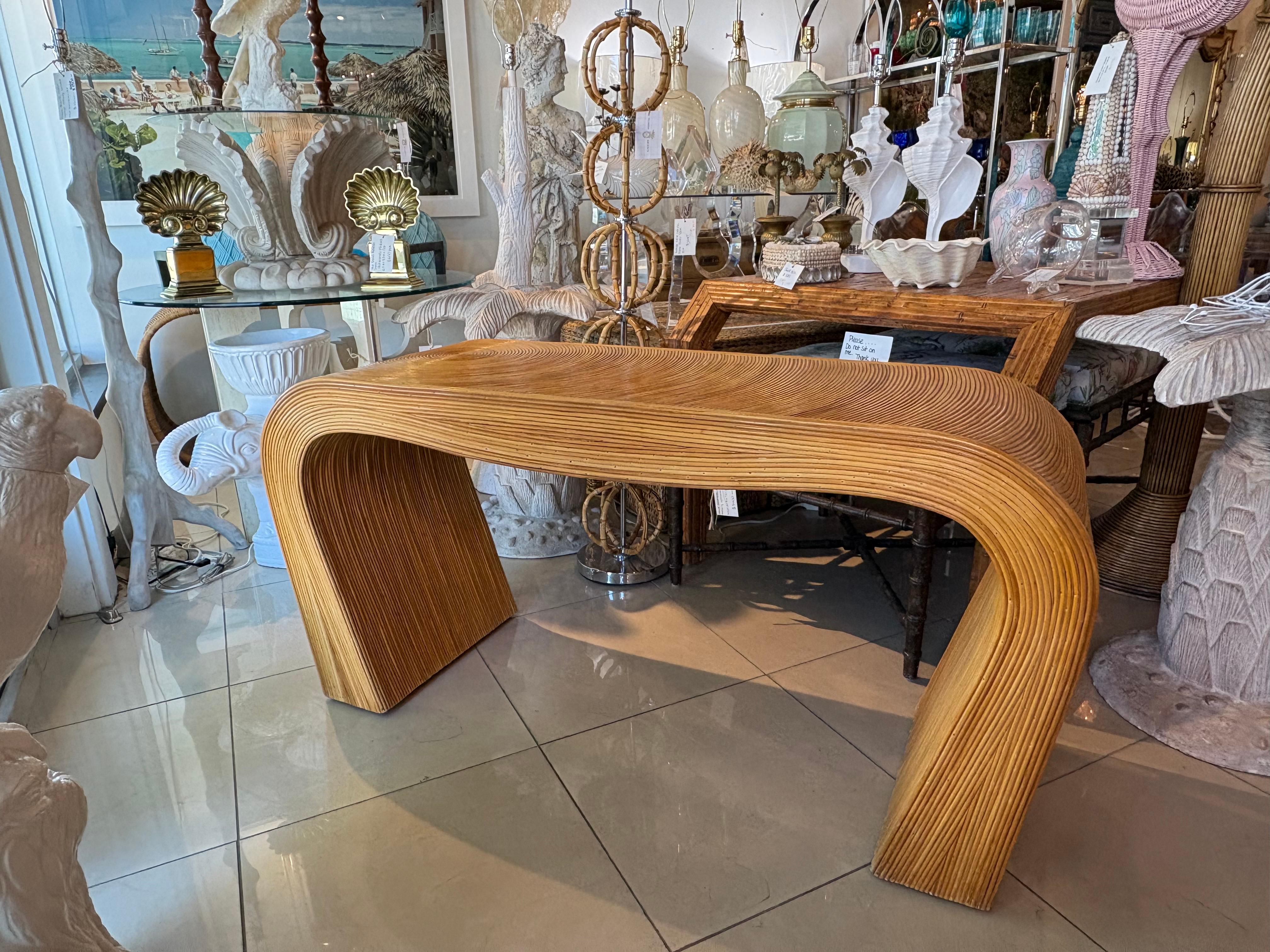 Table console en rotin sculpturale italienne du milieu du siècle en forme de crayon en vente 6