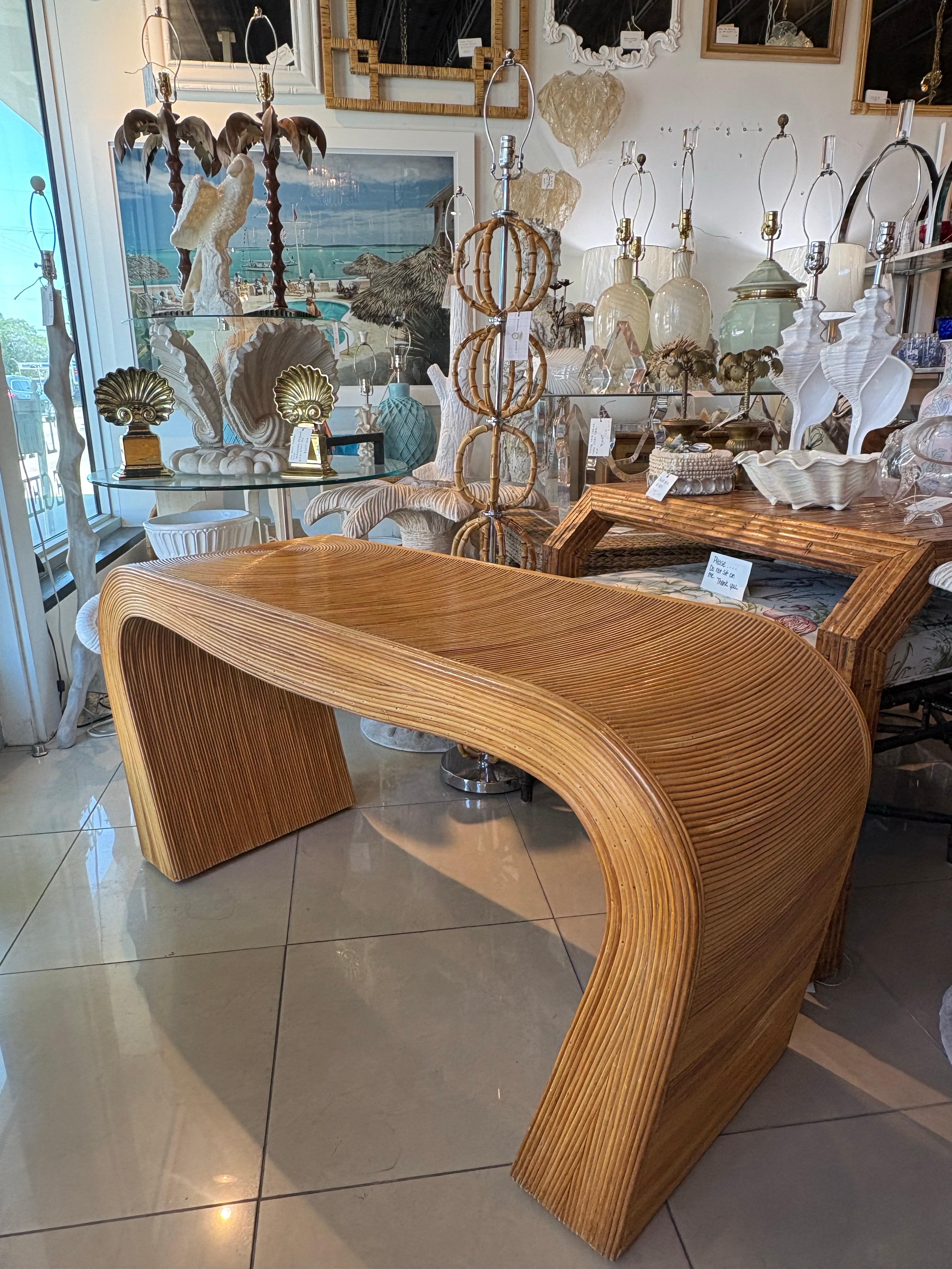 Table console en rotin sculpturale italienne du milieu du siècle en forme de crayon en vente 8