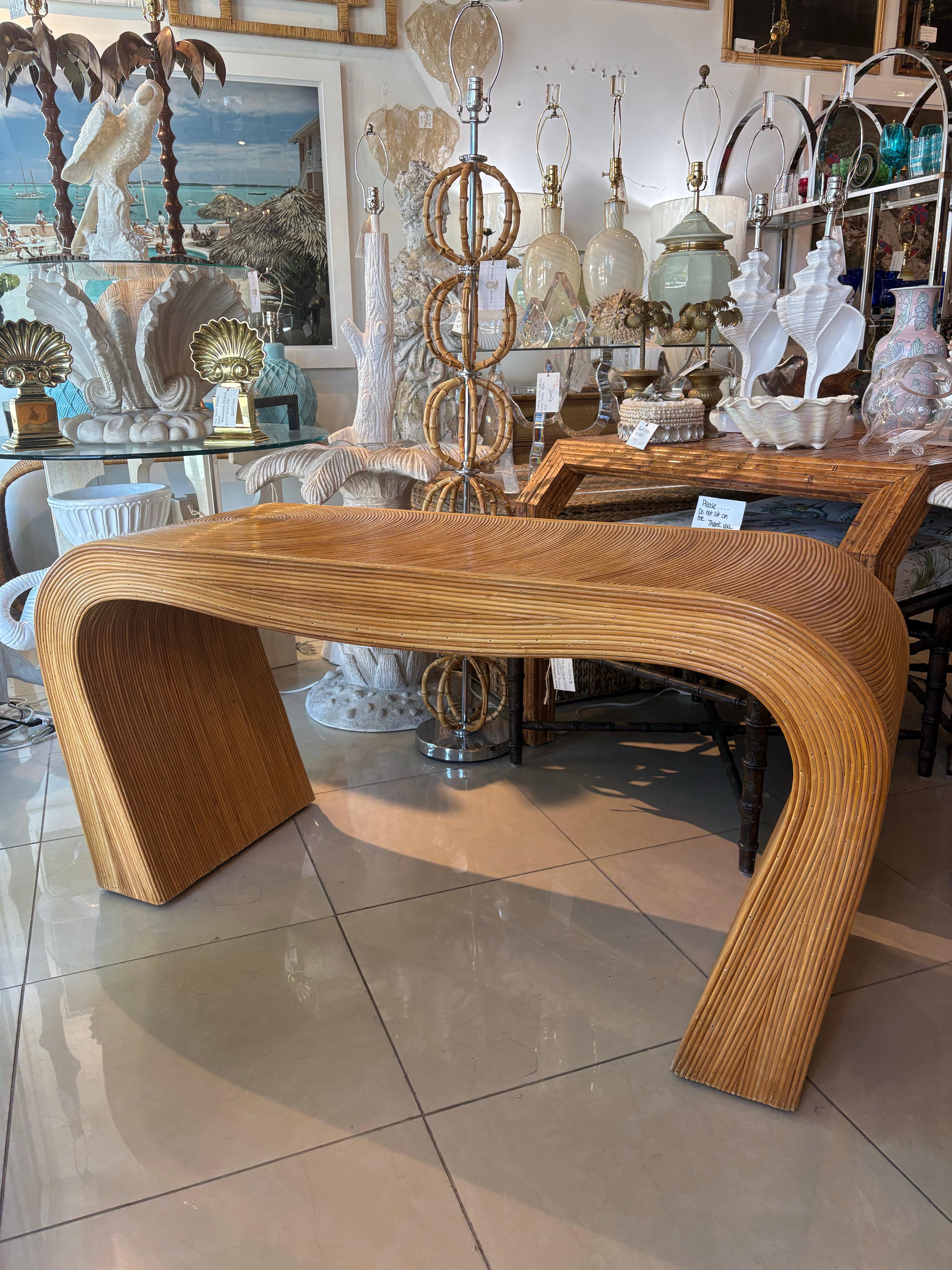 Table console en rotin sculpturale italienne du milieu du siècle en forme de crayon en vente 9