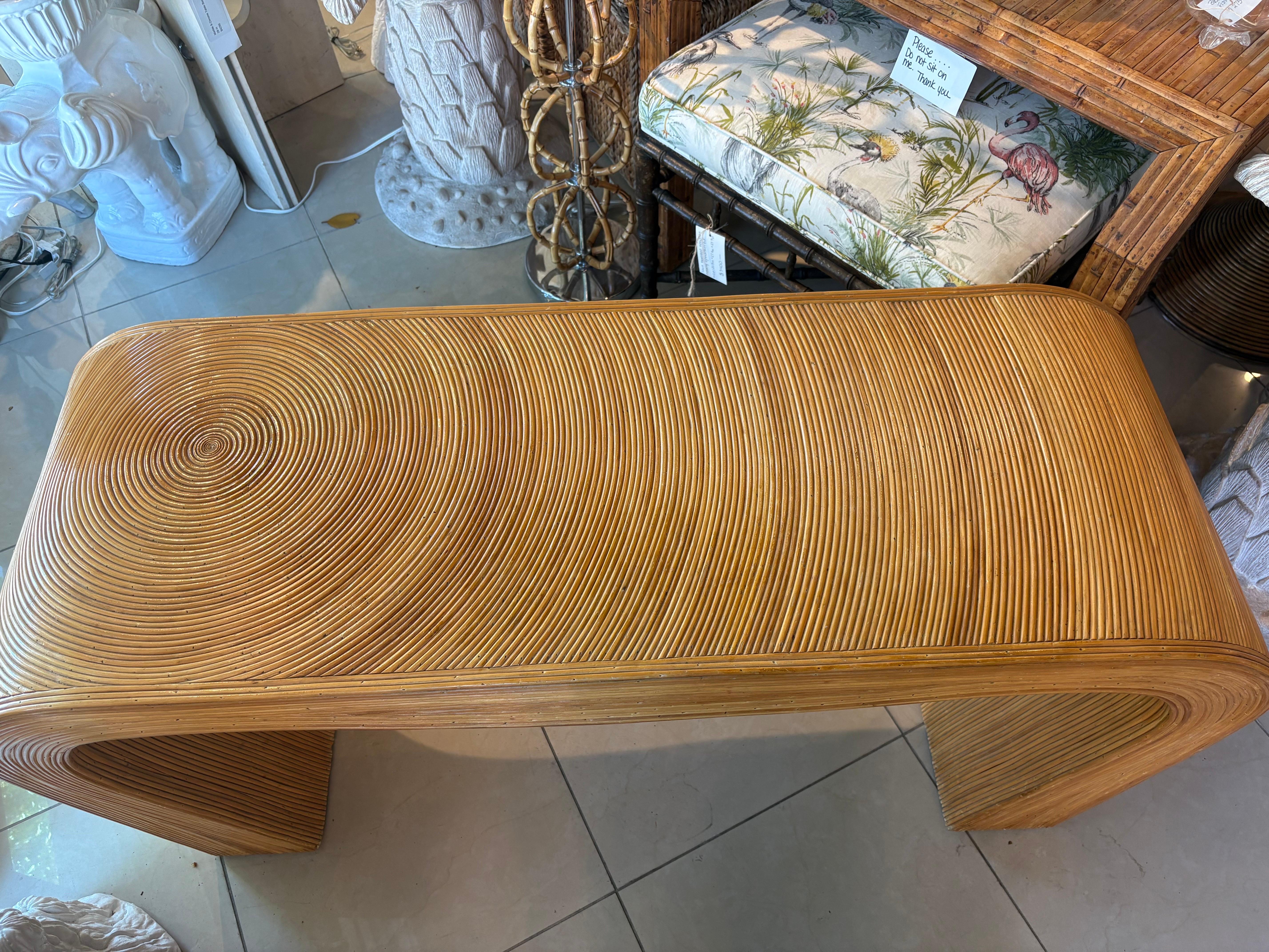 Table console en rotin sculpturale italienne du milieu du siècle en forme de crayon en vente 11