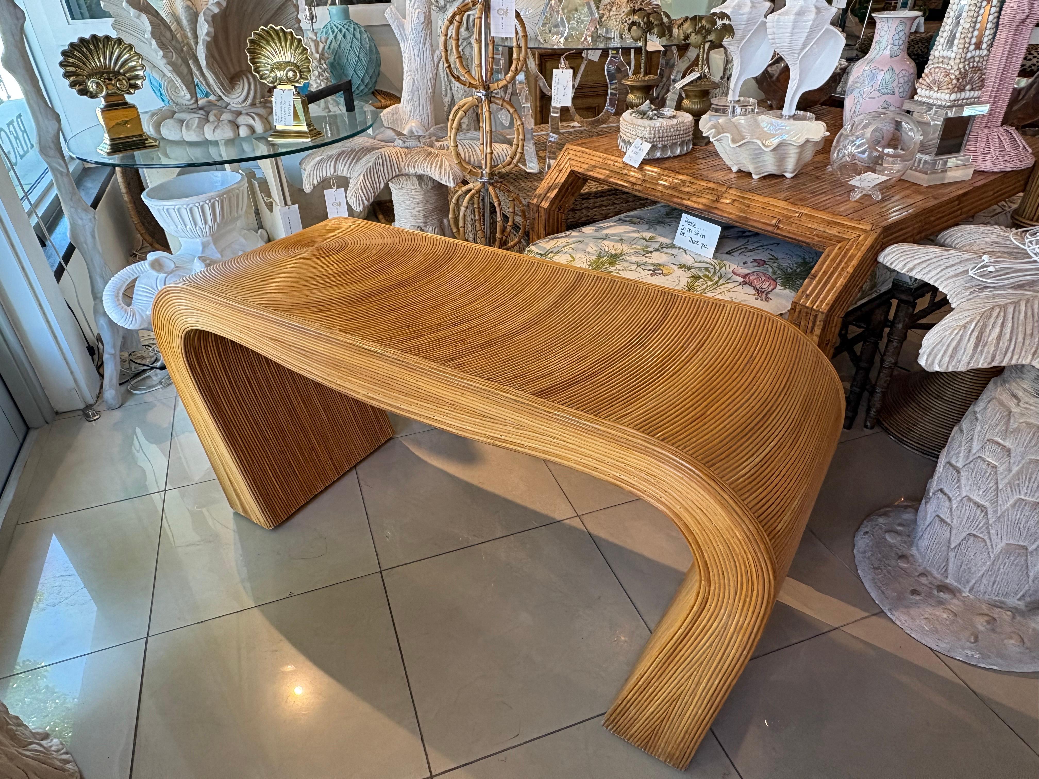 Mid-Century Modern Table console en rotin sculpturale italienne du milieu du siècle en forme de crayon en vente