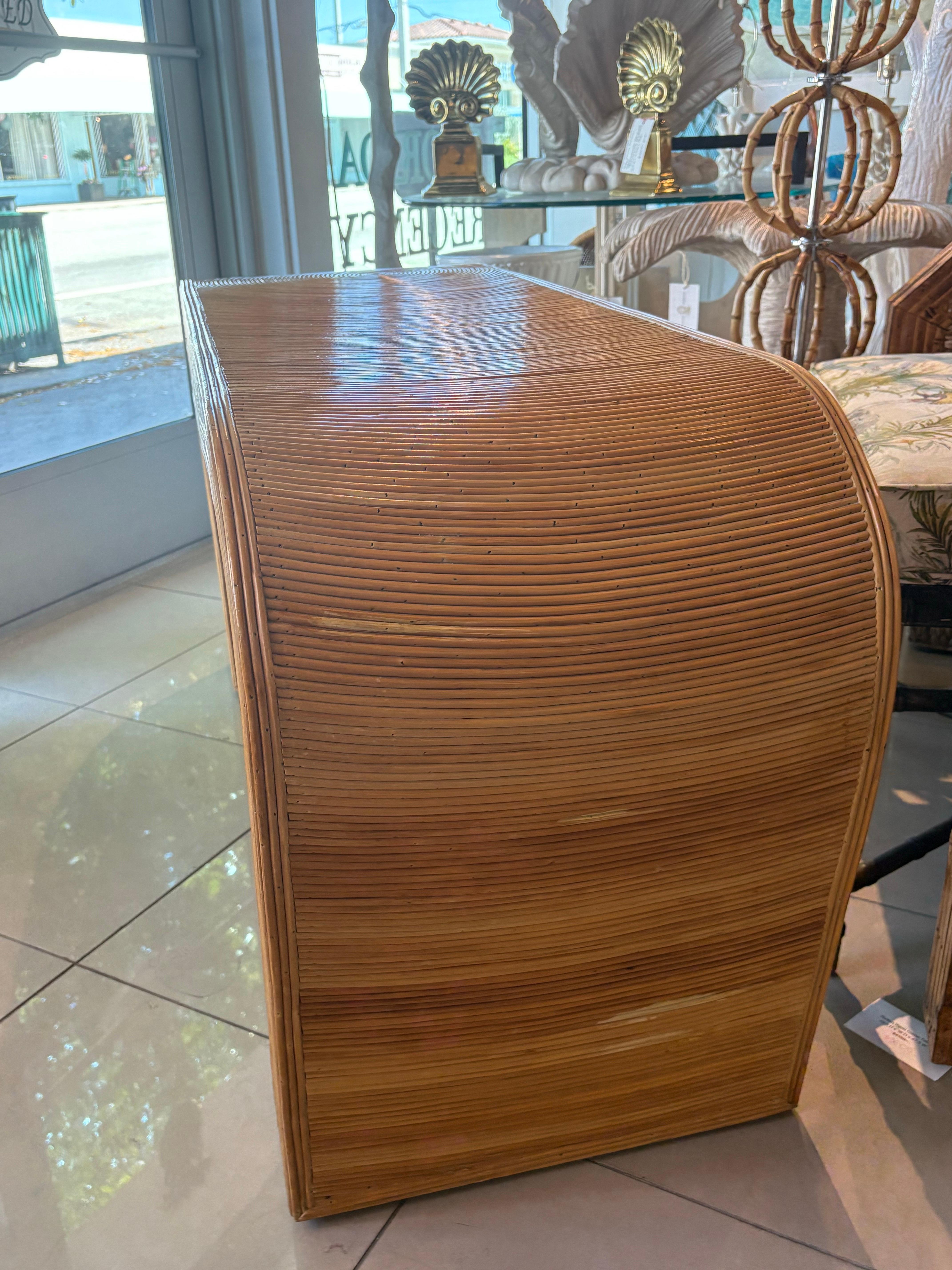 Table console en rotin sculpturale italienne du milieu du siècle en forme de crayon Bon état - En vente à West Palm Beach, FL