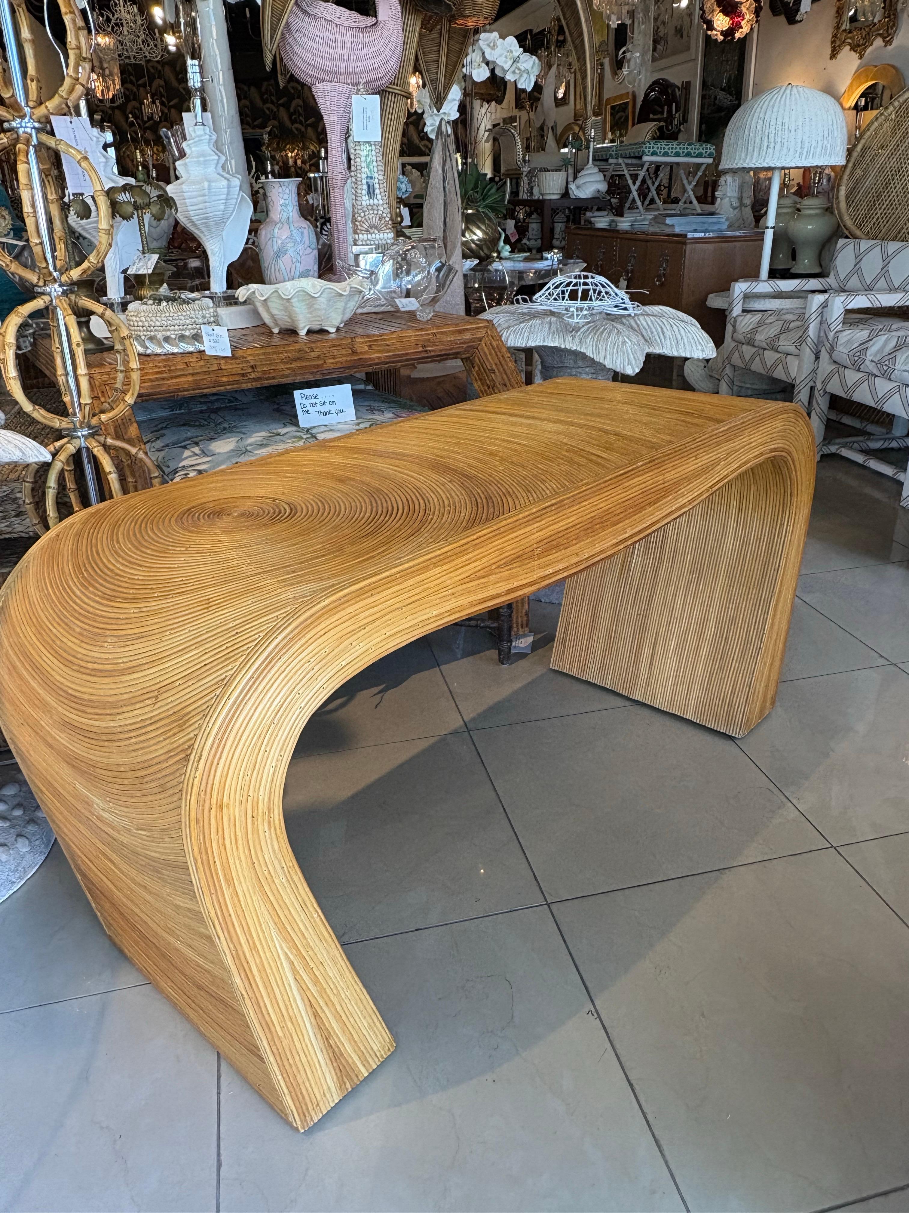 Fin du 20e siècle Table console en rotin sculpturale italienne du milieu du siècle en forme de crayon en vente