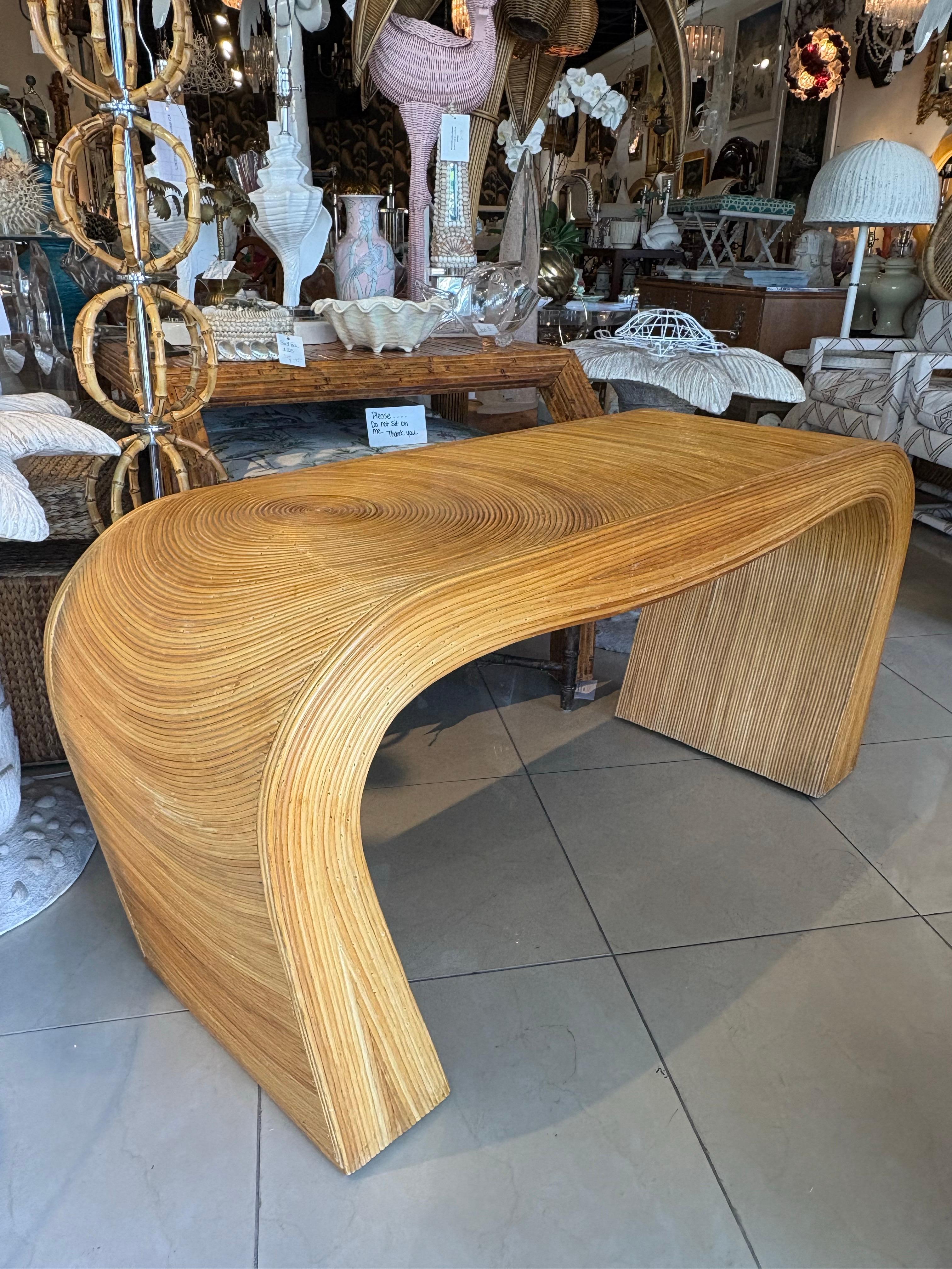 Rotin Table console en rotin sculpturale italienne du milieu du siècle en forme de crayon en vente
