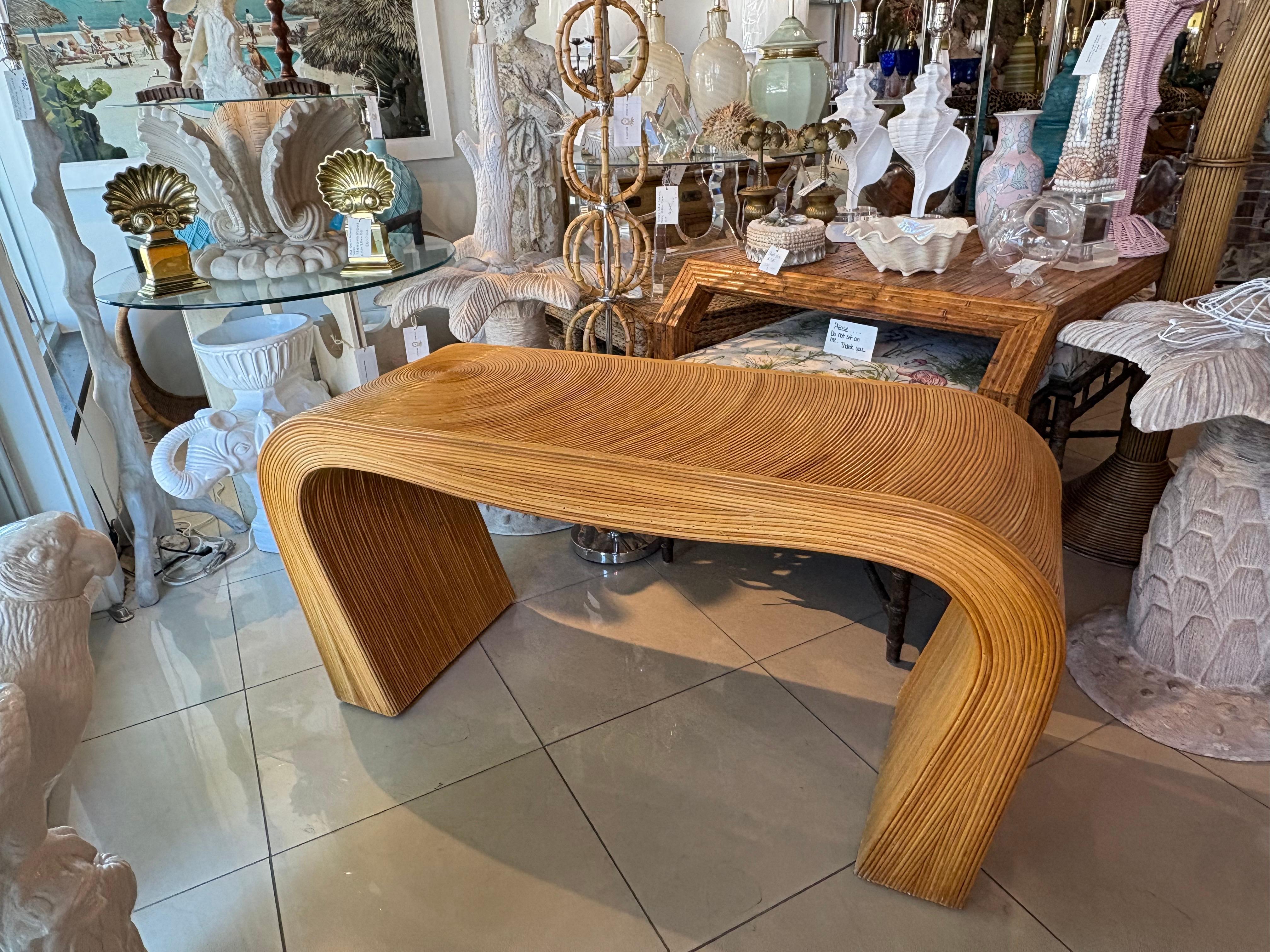 Table console en rotin sculpturale italienne du milieu du siècle en forme de crayon en vente 1